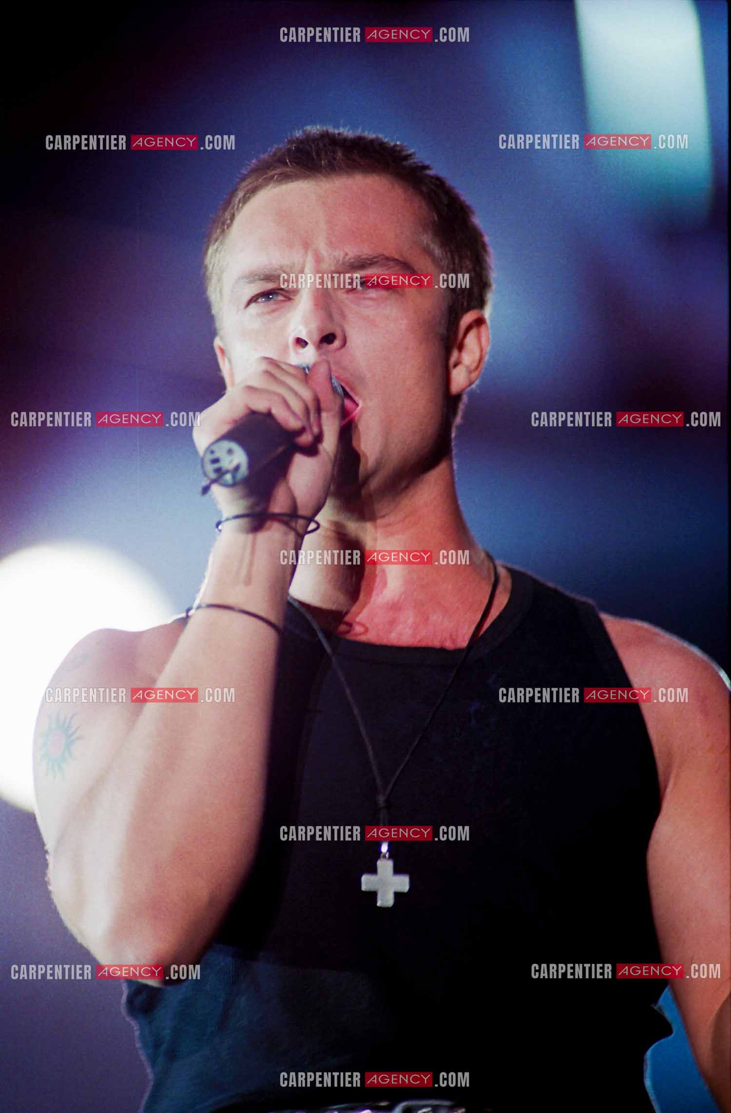 Le chanteur David Hallyday sur la scène du Parc des Princes de Paris pour faire un duo avec son père Johnny Hallyday pour l'anniversaire des 50 ans.