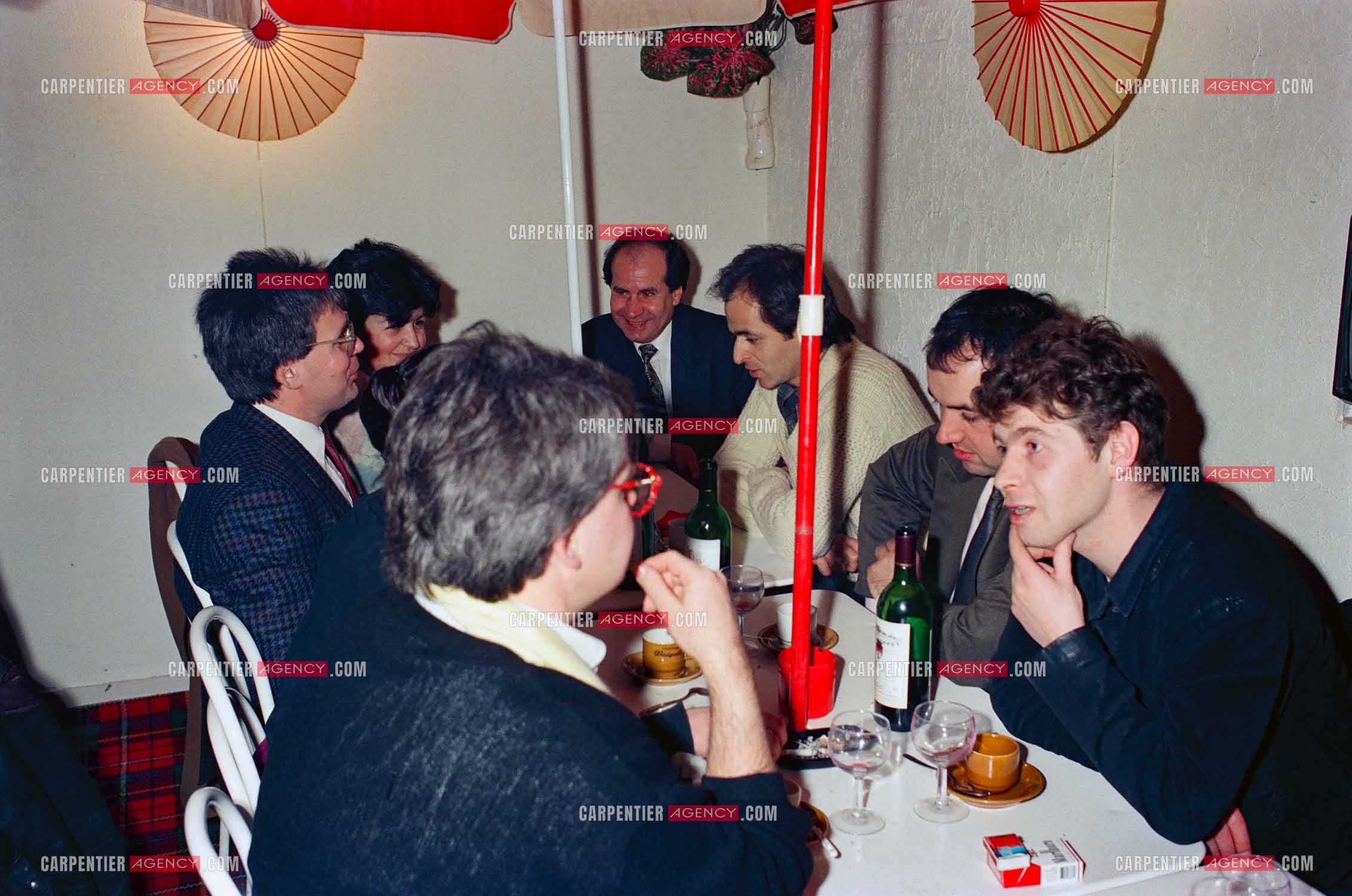 Jean-Jacques Goldman lors d'un repas de production avec ses musiciens le 20 juin 1985.    ( Exclusif )