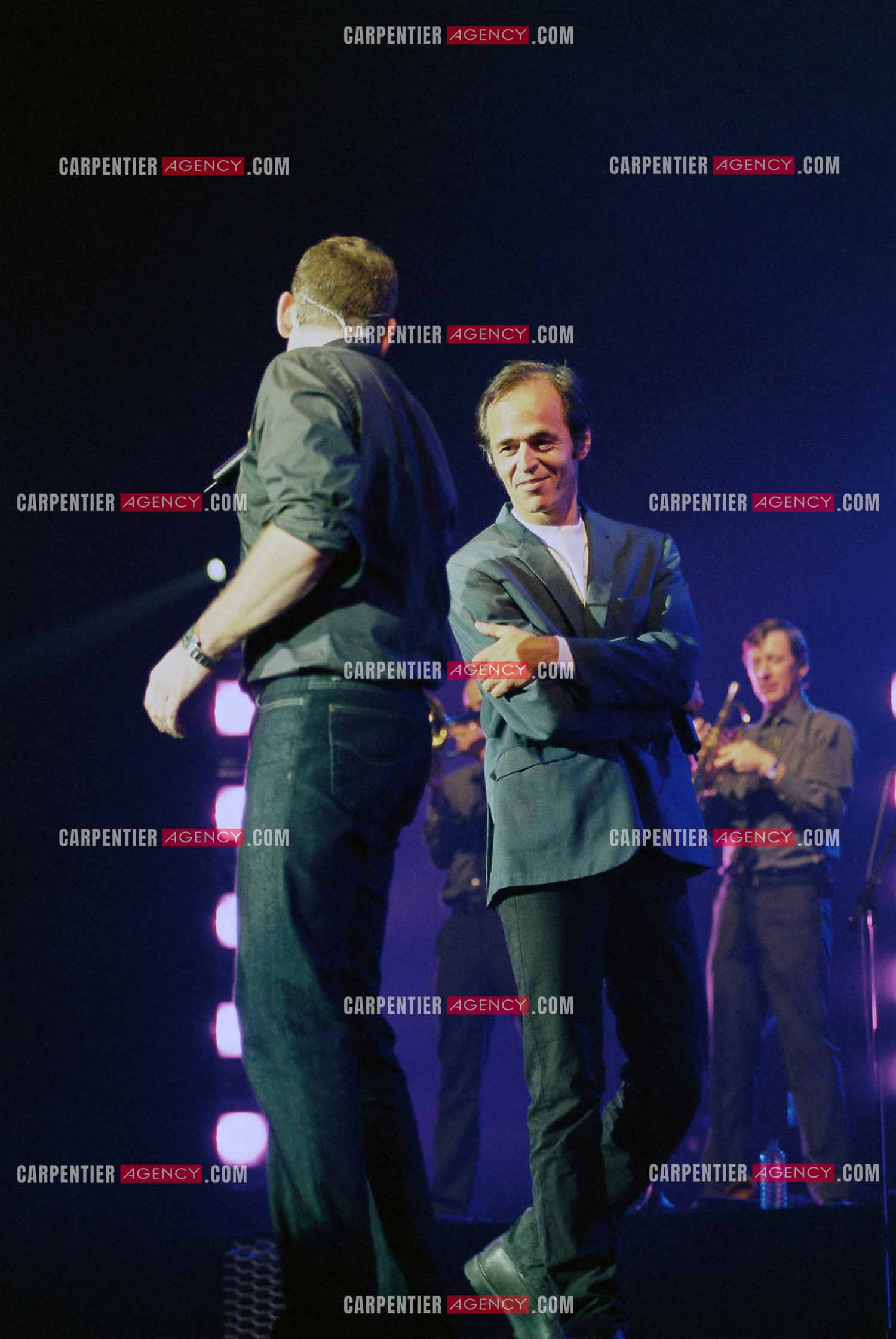 Le chanteur Garou en concert au POPB de Paris Bercy les  19, 20 et 21 mars 2002. Garou en duo avec le chanteur Jean-Jacques Goldman.   ( Exclusif )