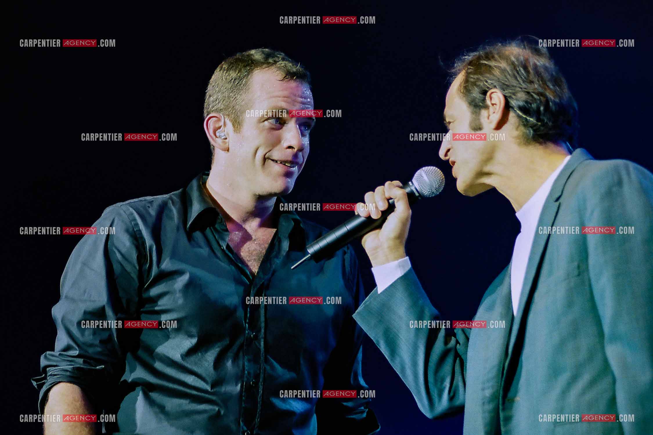 Le chanteur Garou en concert au POPB de Paris Bercy les  19, 20 et 21 mars 2002. Garou en duo avec le chanteur Jean-Jacques Goldman.   ( Exclusif )