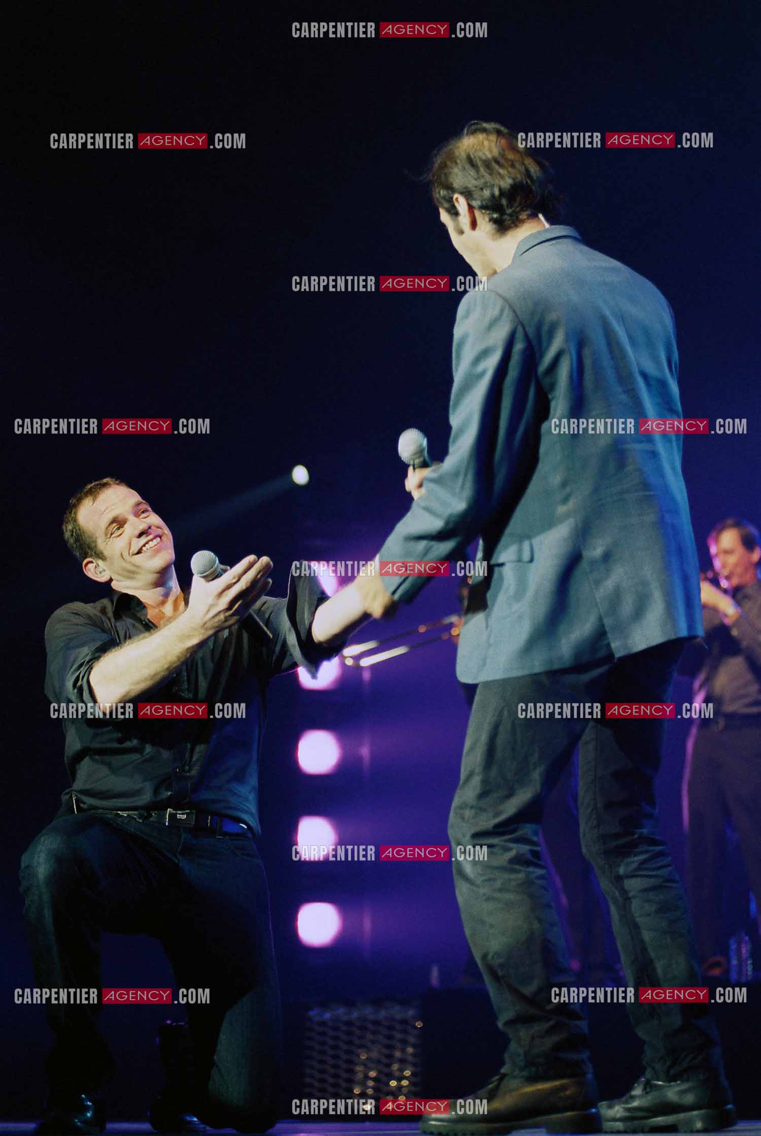 Le chanteur Garou en concert au POPB de Paris Bercy les  19, 20 et 21 mars 2002. Garou en duo avec le chanteur Jean-Jacques Goldman.   ( Exclusif )