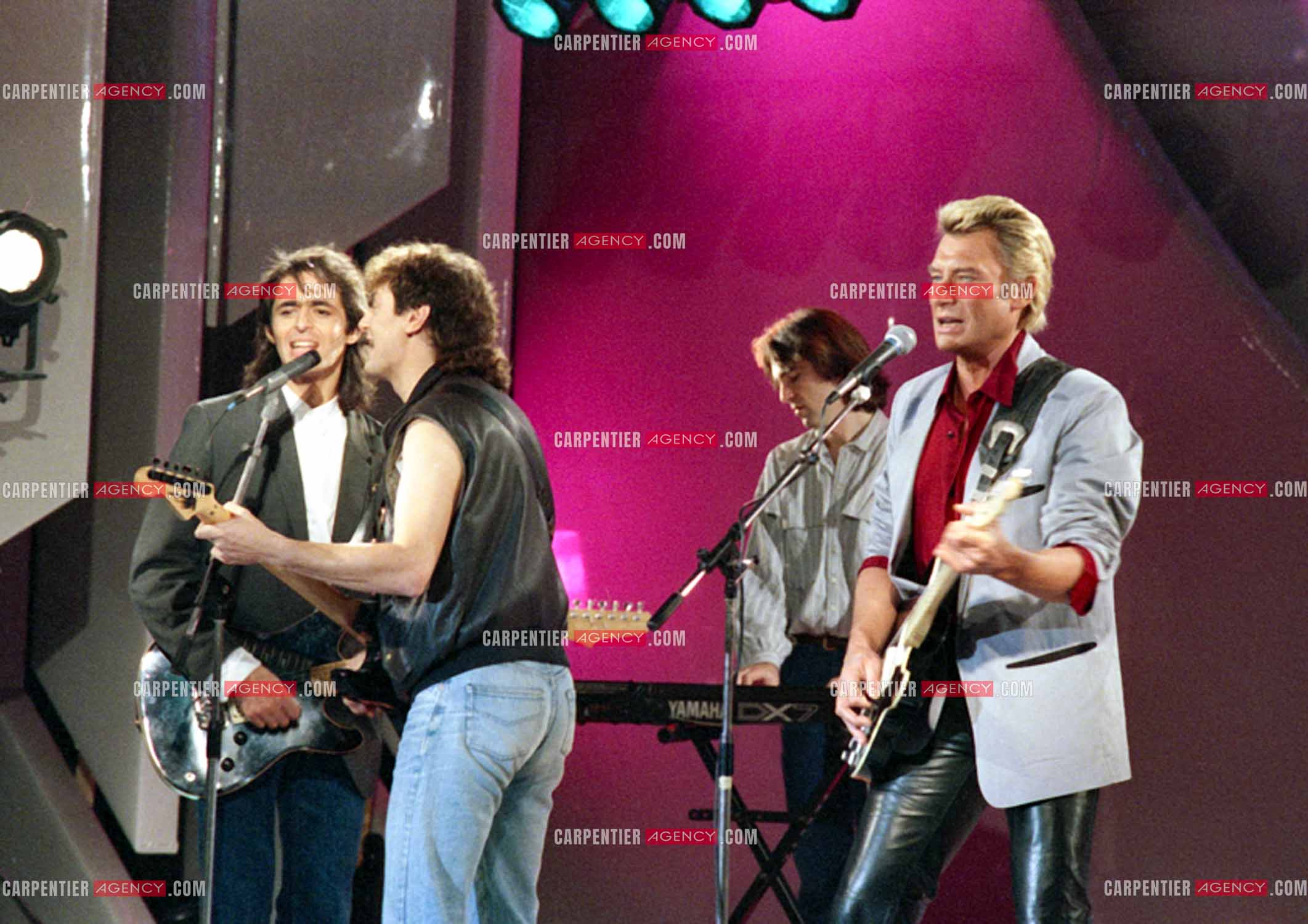 Émission “Champs Élysées“ avec comme invités Jean-Jacques Goldman accompagné par Michael Jones et Johnny Hallyday le 06 Déc 1986.