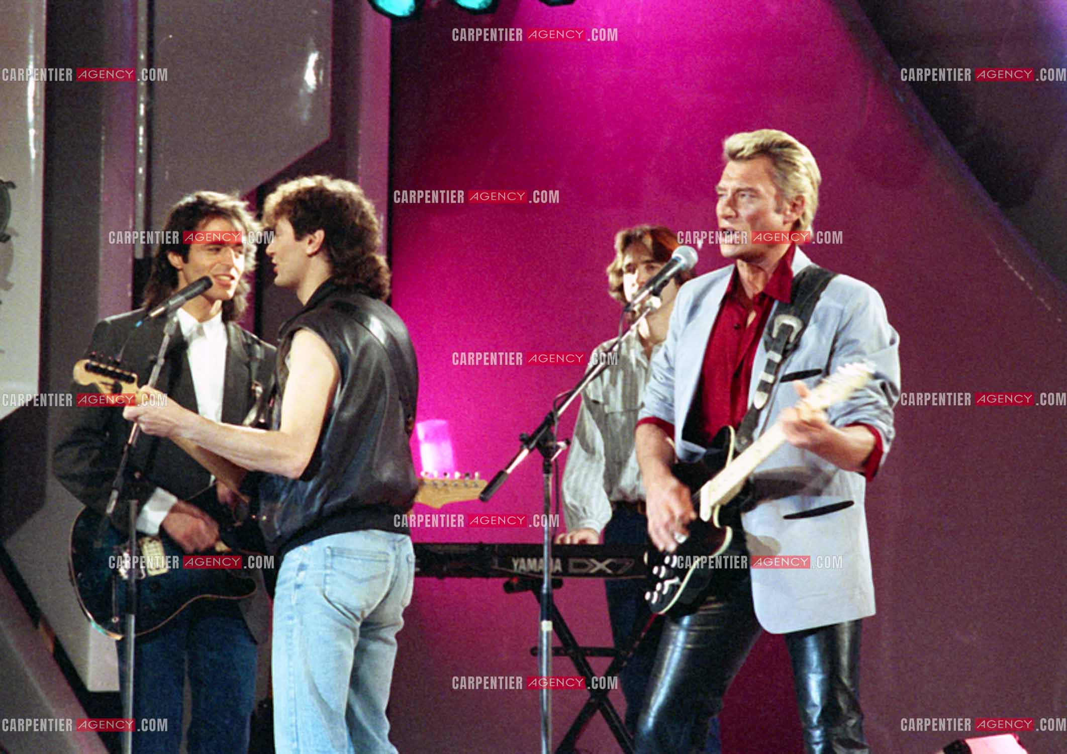 Émission “Champs Élysées“ avec comme invités Jean-Jacques Goldman accompagné par Michael Jones et Johnny Hallyday le 06 Déc 1986.