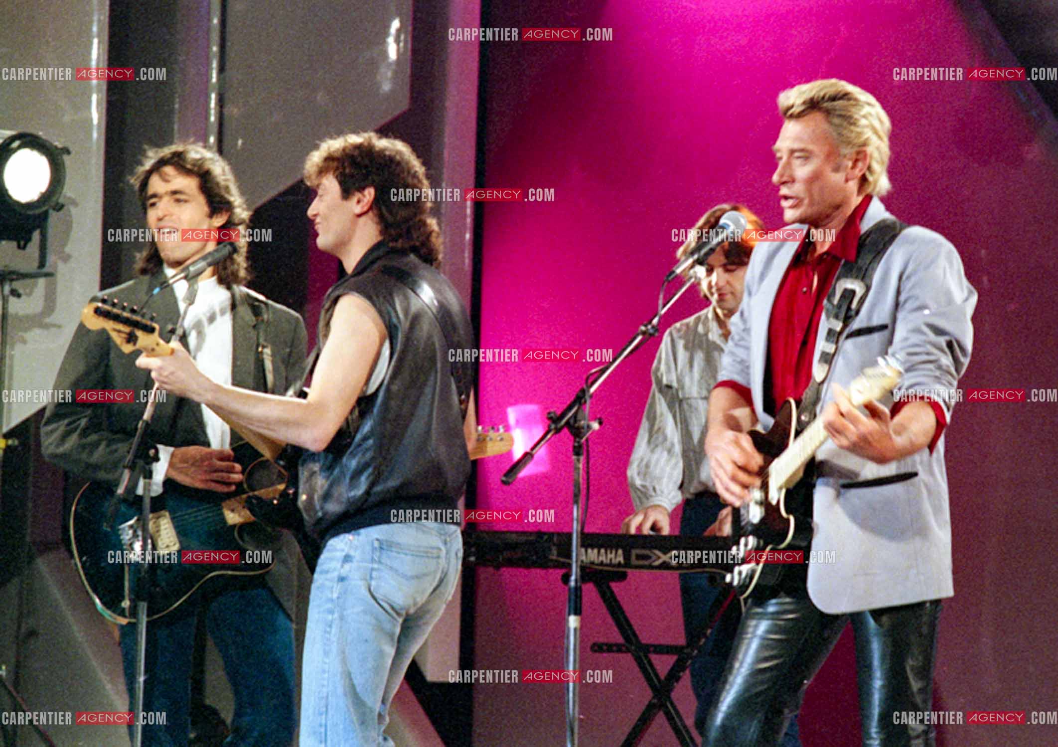 Émission “Champs Élysées“ avec comme invités Jean-Jacques Goldman accompagné par Michael Jones et Johnny Hallyday le 06 Déc 1986.
