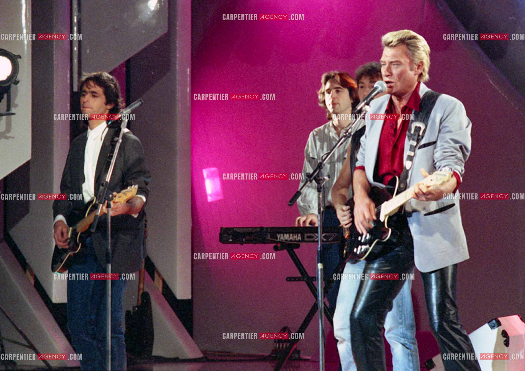 Émission “Champs Élysées“ avec comme invités Jean-Jacques Goldman accompagné par Michael Jones et Johnny Hallyday le 06 Déc 1986.