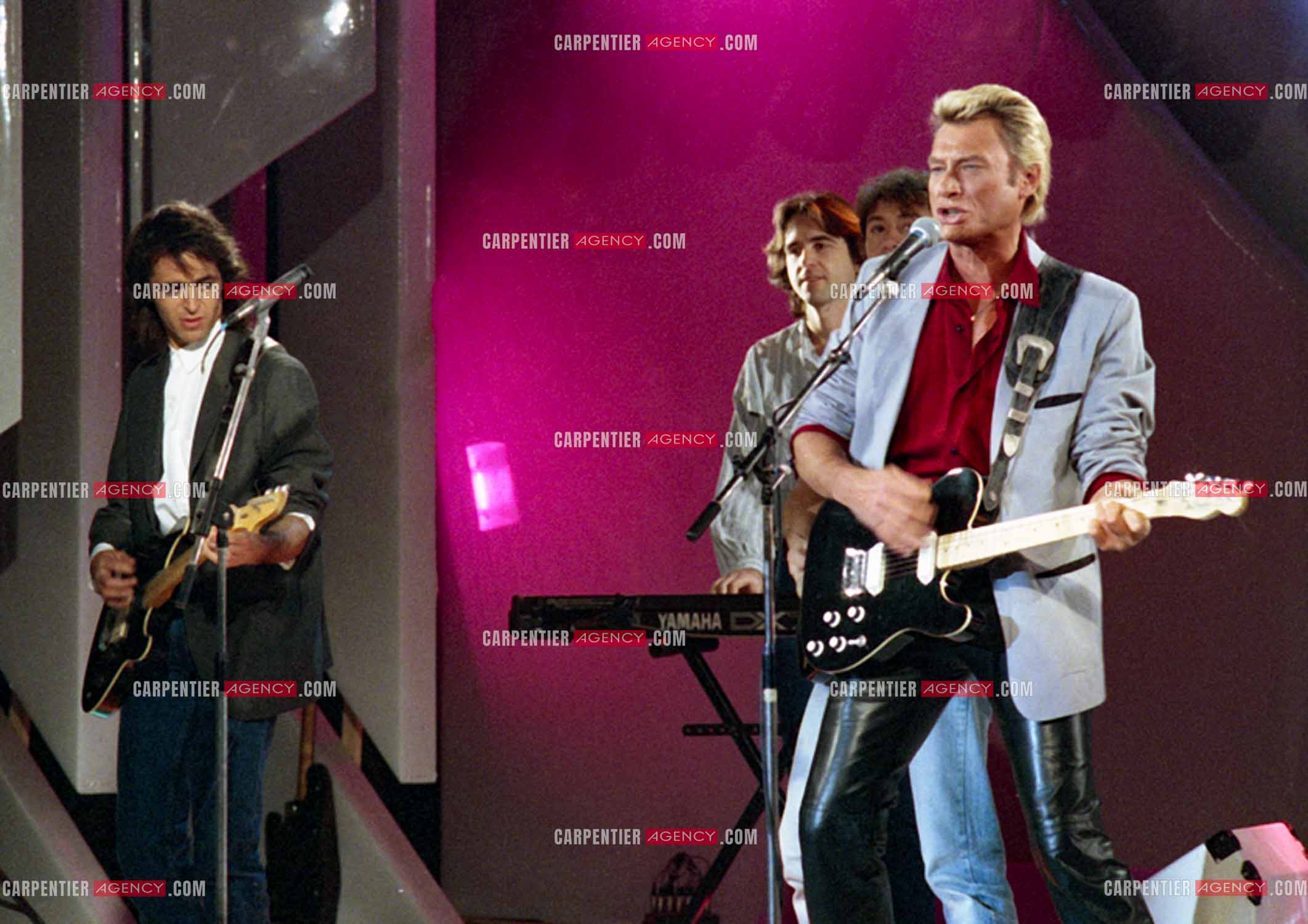 Émission “Champs Élysées“ avec comme invités Jean-Jacques Goldman accompagné par Michael Jones et Johnny Hallyday le 06 Déc 1986.