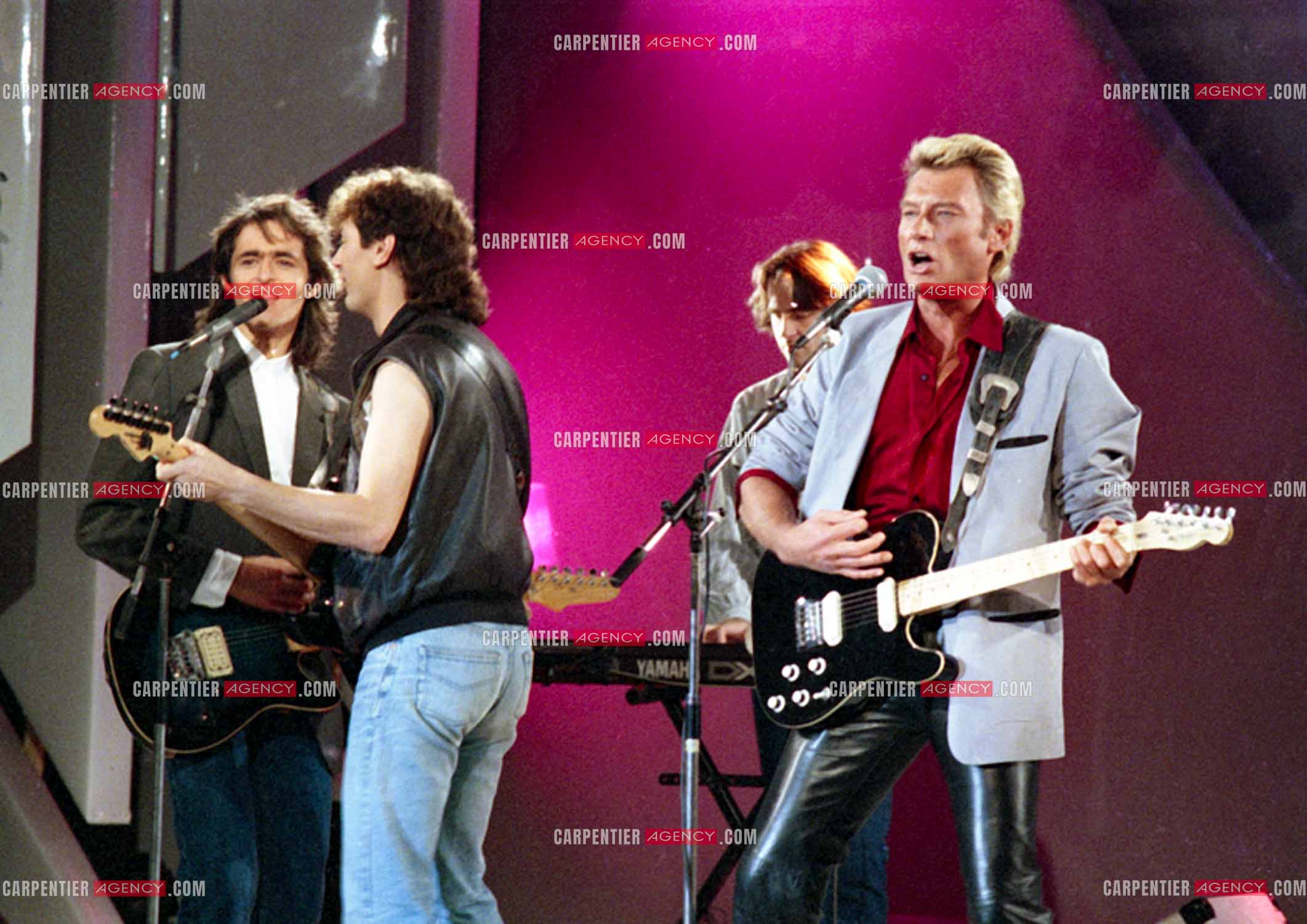 Émission “Champs Élysées“ avec comme invités Jean-Jacques Goldman accompagné par Michael Jones et Johnny Hallyday le 06 Déc 1986.