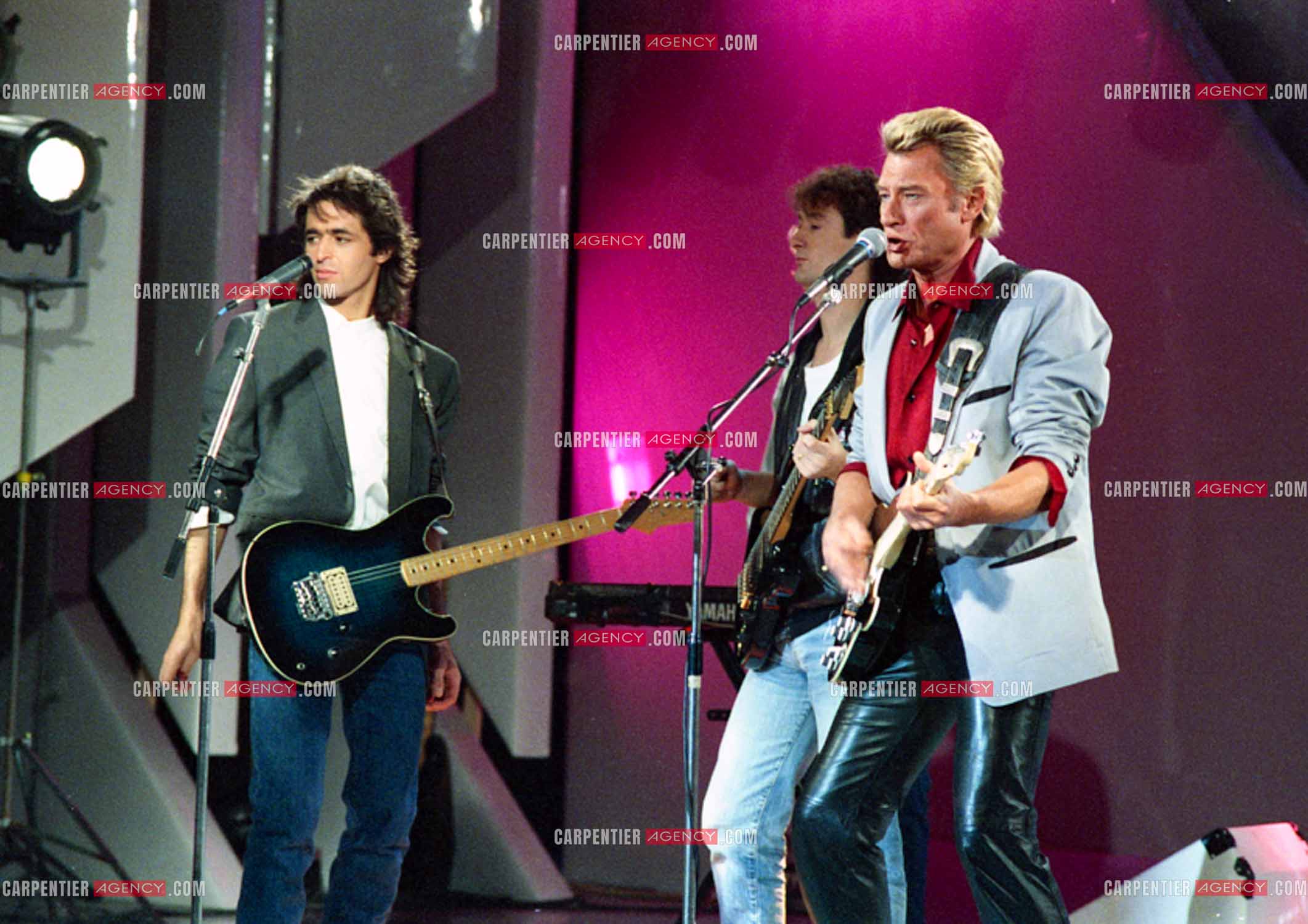 Émission “Champs Élysées“ avec comme invités Jean-Jacques Goldman accompagné par Michael Jones et Johnny Hallyday le 06 Déc 1986.