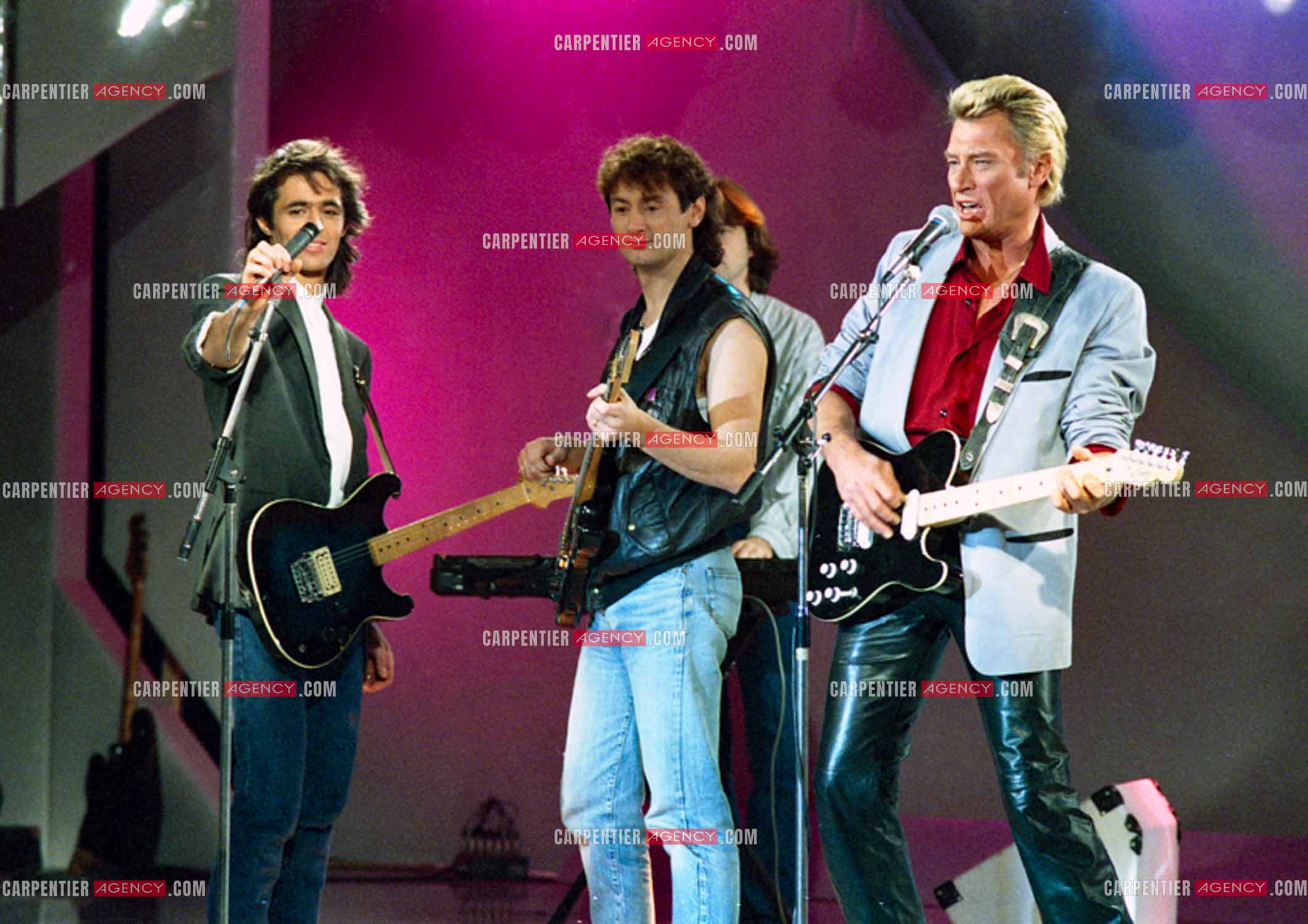 Émission “Champs Élysées“ avec comme invités Jean-Jacques Goldman accompagné par Michael Jones et Johnny Hallyday le 06 Déc 1986.