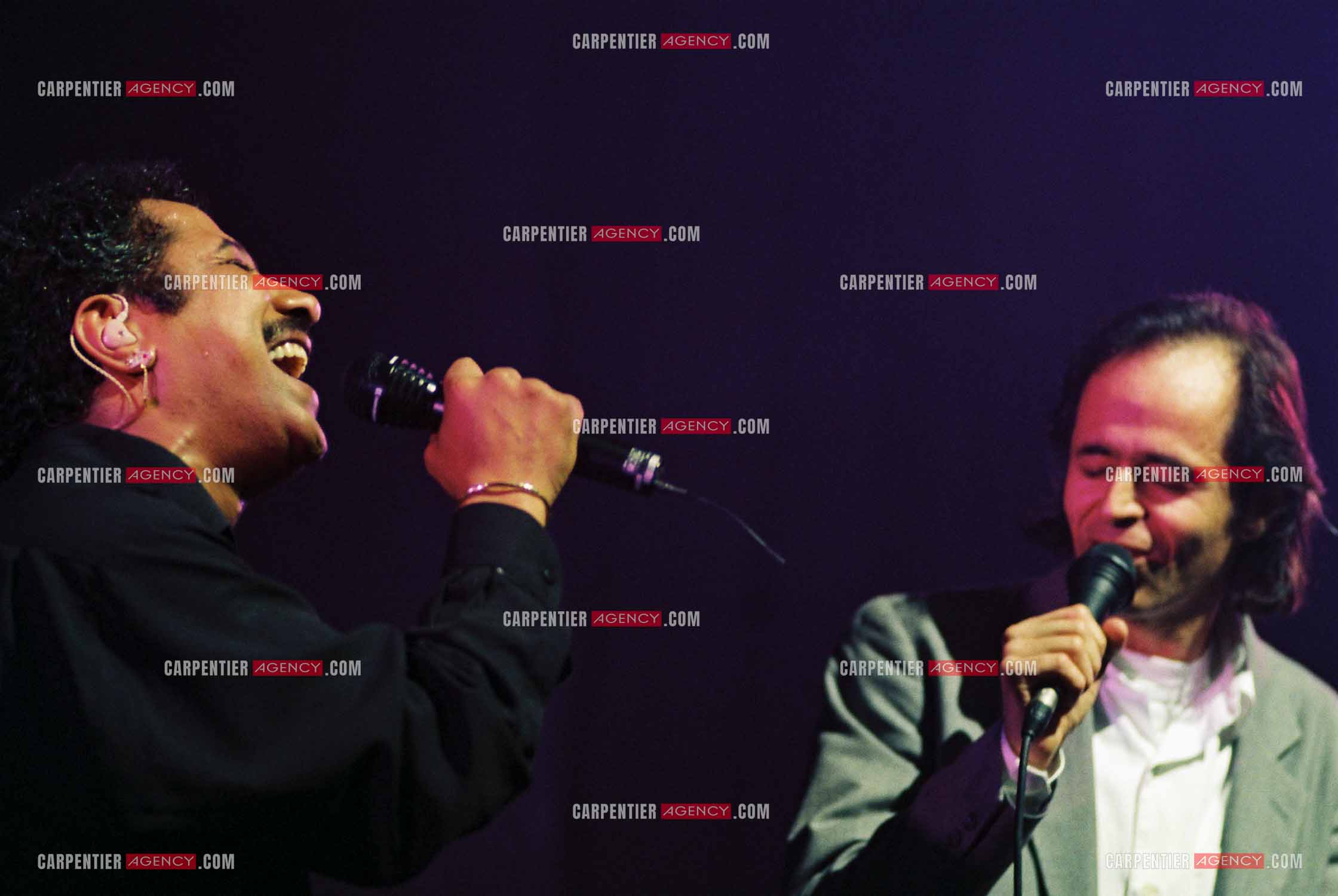 Le chanteur Khaled en concert au Zénith de Paris le 06 juin 2002. Le chanteur Jean-Jacques Goldman fait la surprise en venant faire un duo avec Khaled sur le titre “Aïcha“ dont il est l'auteur.    ( Exclusif )
