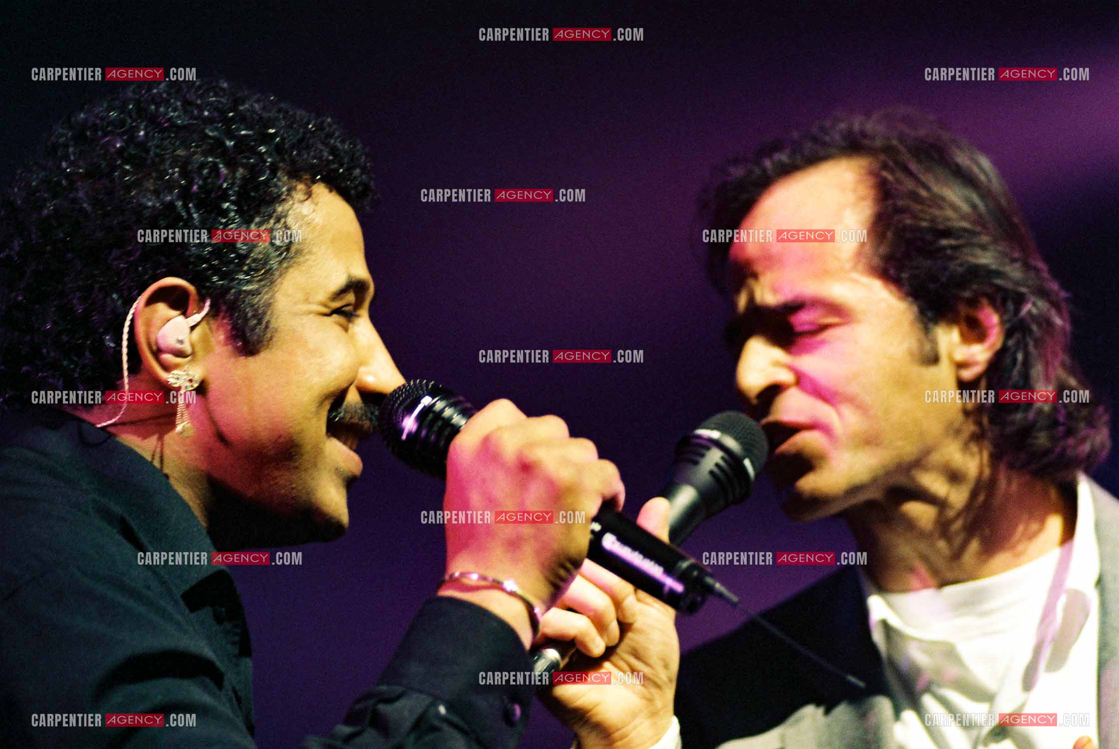 Le chanteur Khaled en concert au Zénith de Paris le 06 juin 2002. Le chanteur Jean-Jacques Goldman fait la surprise en venant faire un duo avec Khaled sur le titre “Aïcha“ dont il est l'auteur.    ( Exclusif )