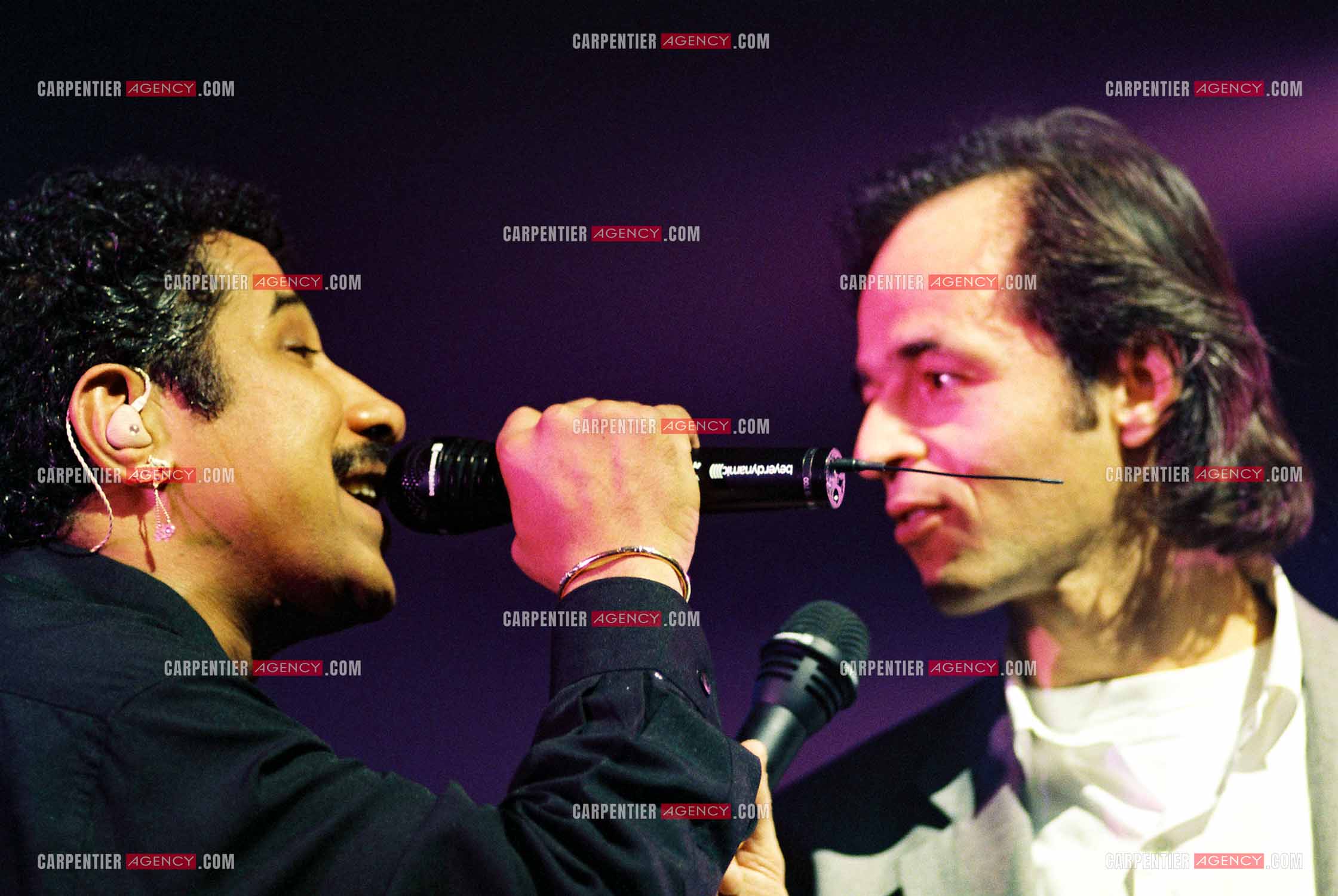 Le chanteur Khaled en concert au Zénith de Paris le 06 juin 2002. Le chanteur Jean-Jacques Goldman fait la surprise en venant faire un duo avec Khaled sur le titre “Aïcha“ dont il est l'auteur.    ( Exclusif )