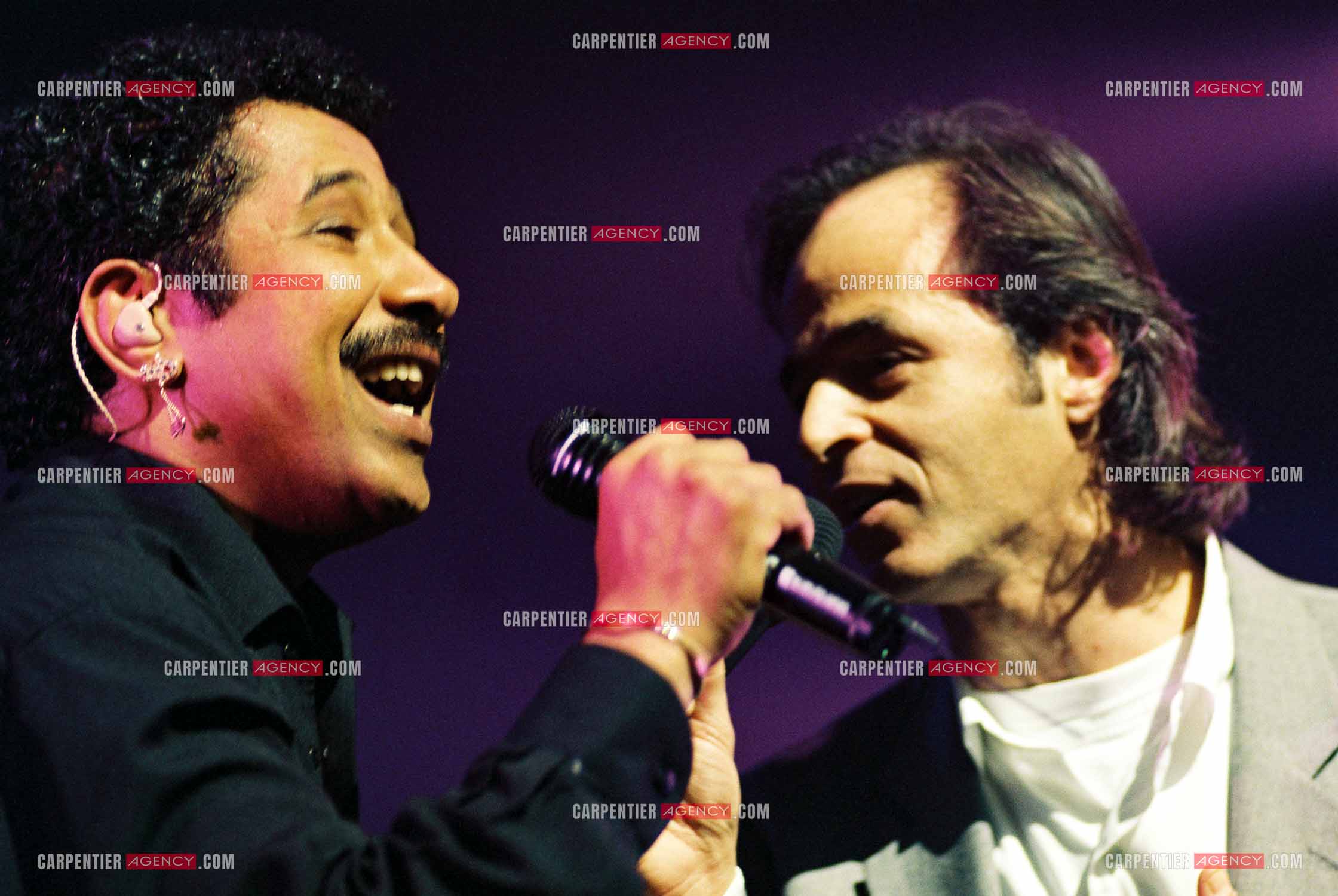 Le chanteur Khaled en concert au Zénith de Paris le 06 juin 2002. Le chanteur Jean-Jacques Goldman fait la surprise en venant faire un duo avec Khaled sur le titre “Aïcha“ dont il est l'auteur.    ( Exclusif )