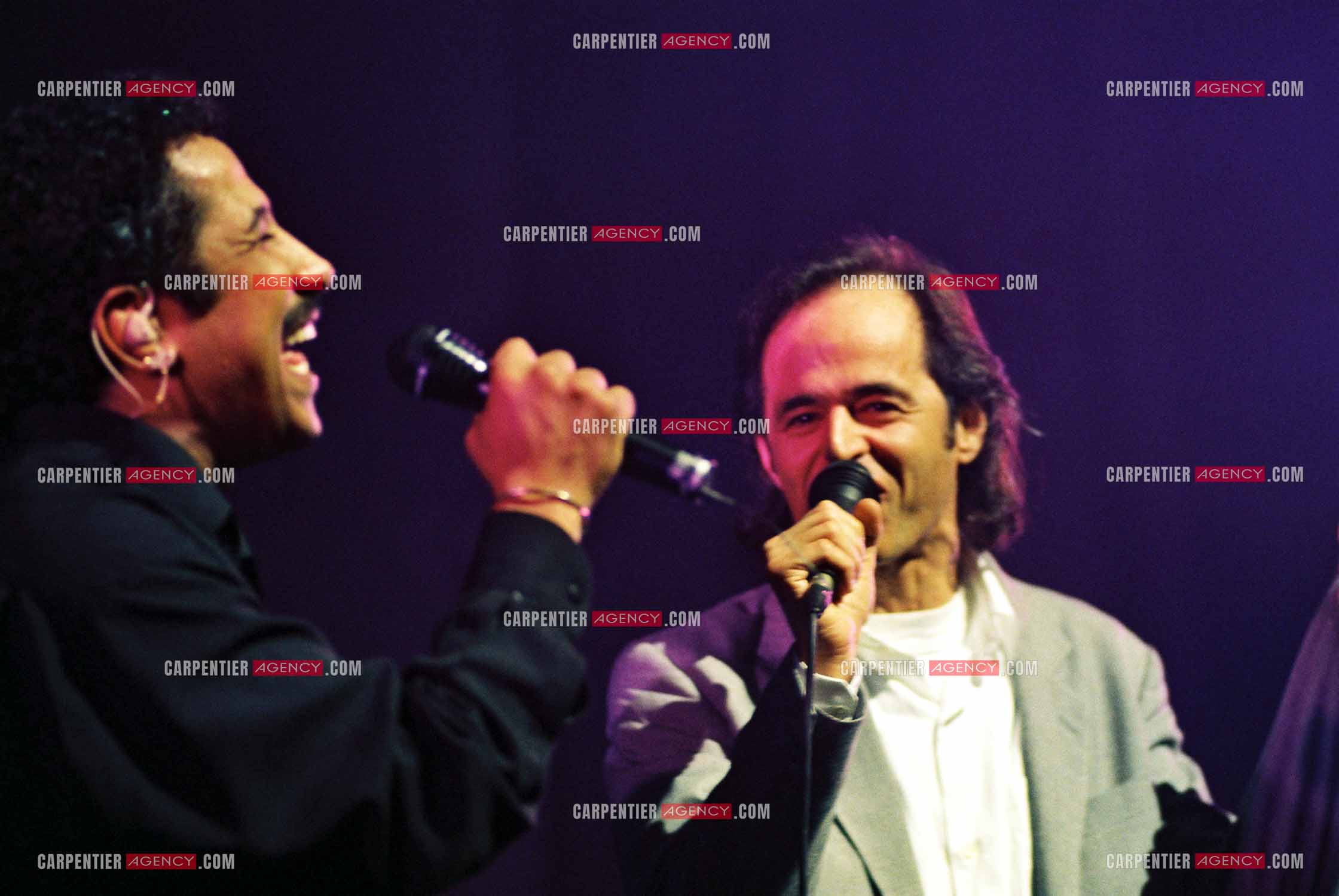 Le chanteur Khaled en concert au Zénith de Paris le 06 juin 2002. Le chanteur Jean-Jacques Goldman fait la surprise en venant faire un duo avec Khaled sur le titre “Aïcha“ dont il est l'auteur.    ( Exclusif )