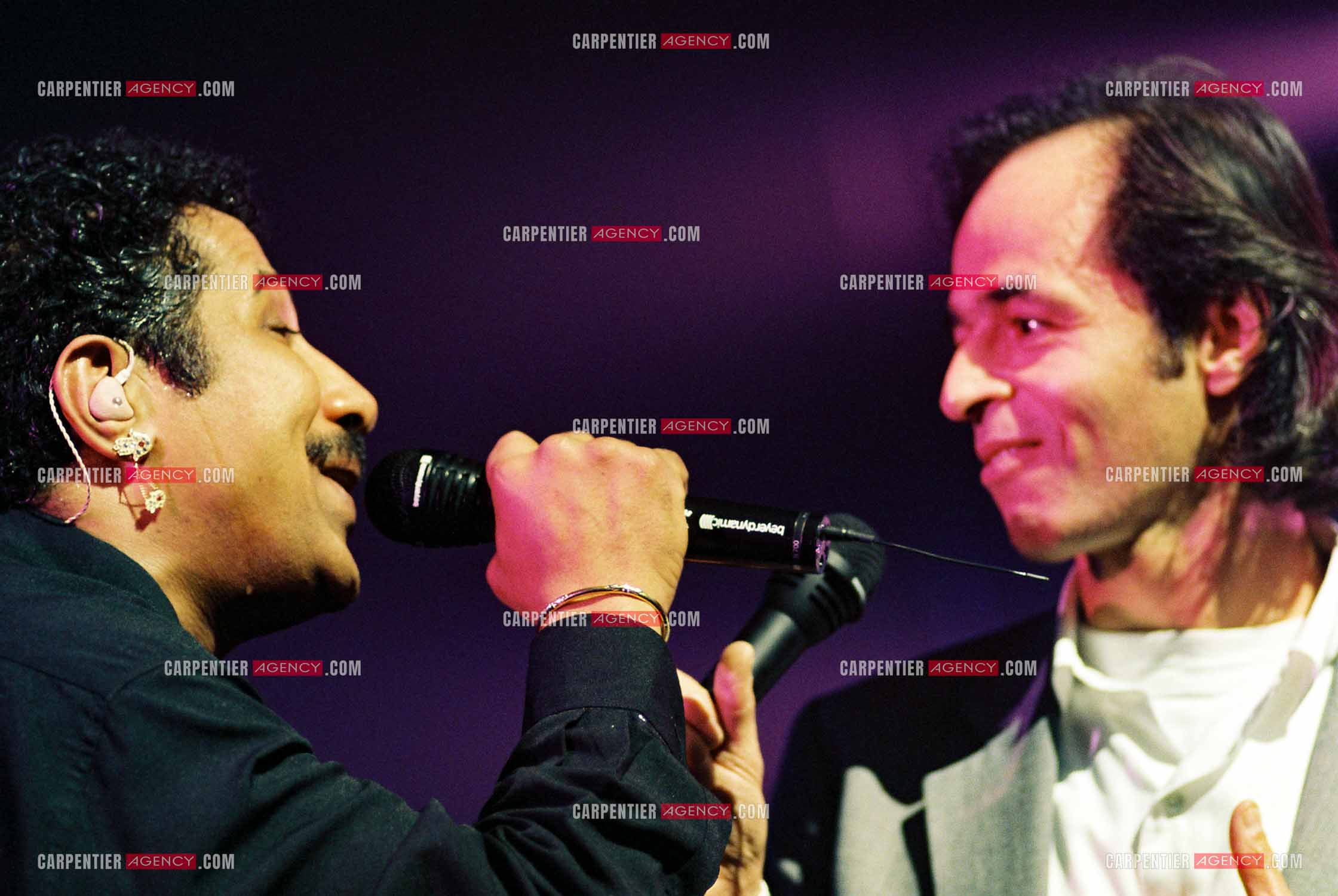 Le chanteur Khaled en concert au Zénith de Paris le 06 juin 2002. Le chanteur Jean-Jacques Goldman fait la surprise en venant faire un duo avec Khaled sur le titre “Aïcha“ dont il est l'auteur.    ( Exclusif )