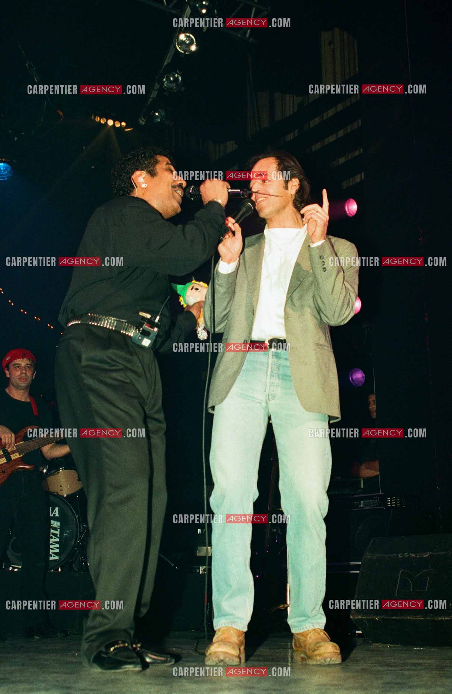Le chanteur Khaled en concert au Zénith de Paris le 06 juin 2002. Le chanteur Jean-Jacques Goldman fait la surprise en venant faire un duo avec Khaled sur le titre “Aïcha“ dont il est l'auteur.    ( Exclusif )