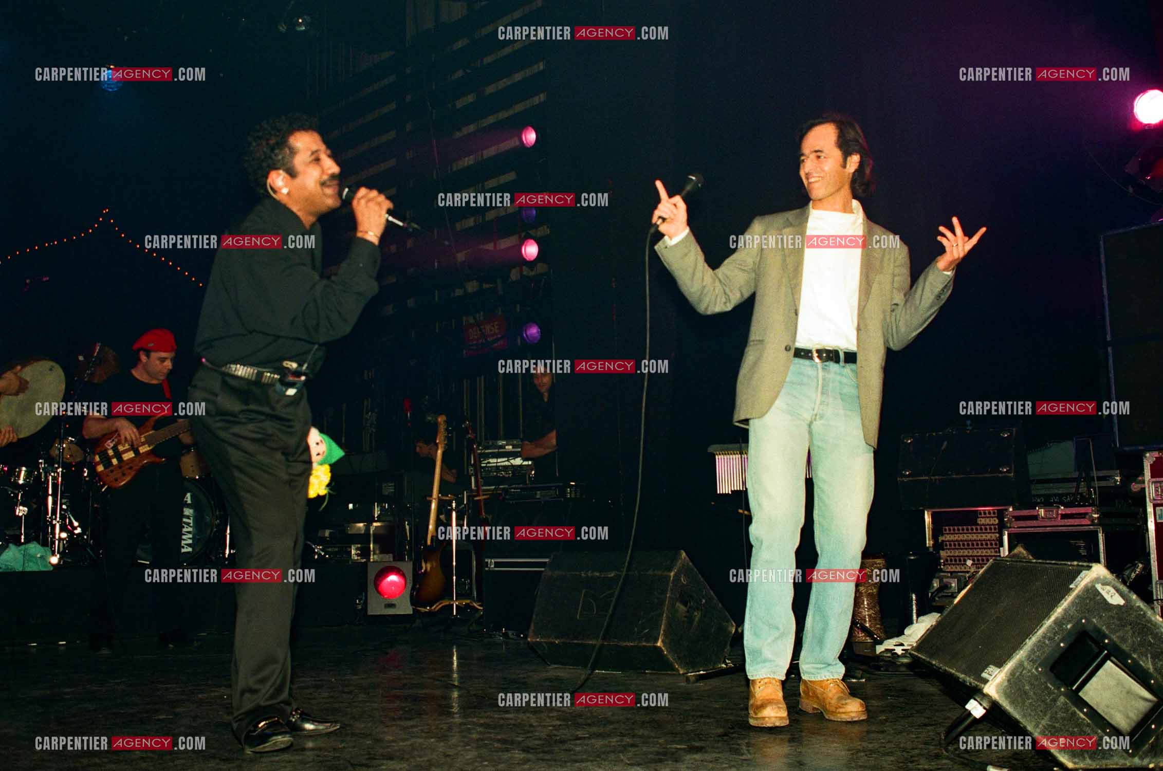 Le chanteur Khaled en concert au Zénith de Paris le 06 juin 2002. Le chanteur Jean-Jacques Goldman fait la surprise en venant faire un duo avec Khaled sur le titre “Aïcha“ dont il est l'auteur.    ( Exclusif )