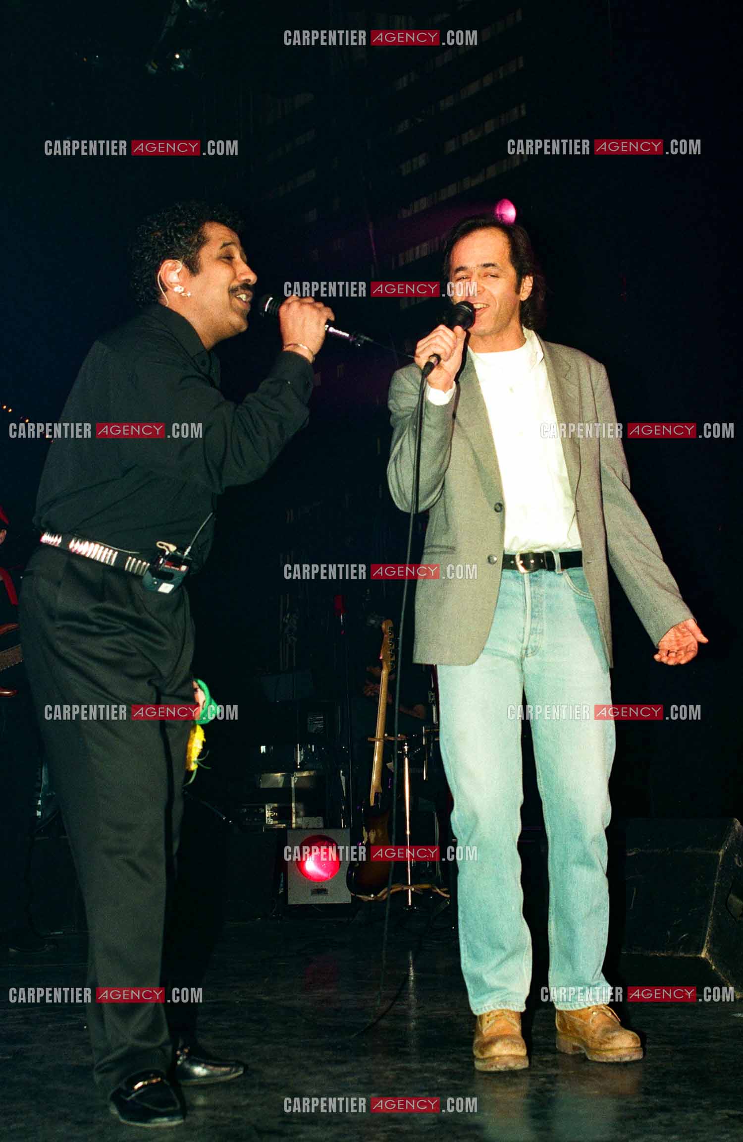 Le chanteur Khaled en concert au Zénith de Paris le 06 juin 2002. Le chanteur Jean-Jacques Goldman fait la surprise en venant faire un duo avec Khaled sur le titre “Aïcha“ dont il est l'auteur.    ( Exclusif )