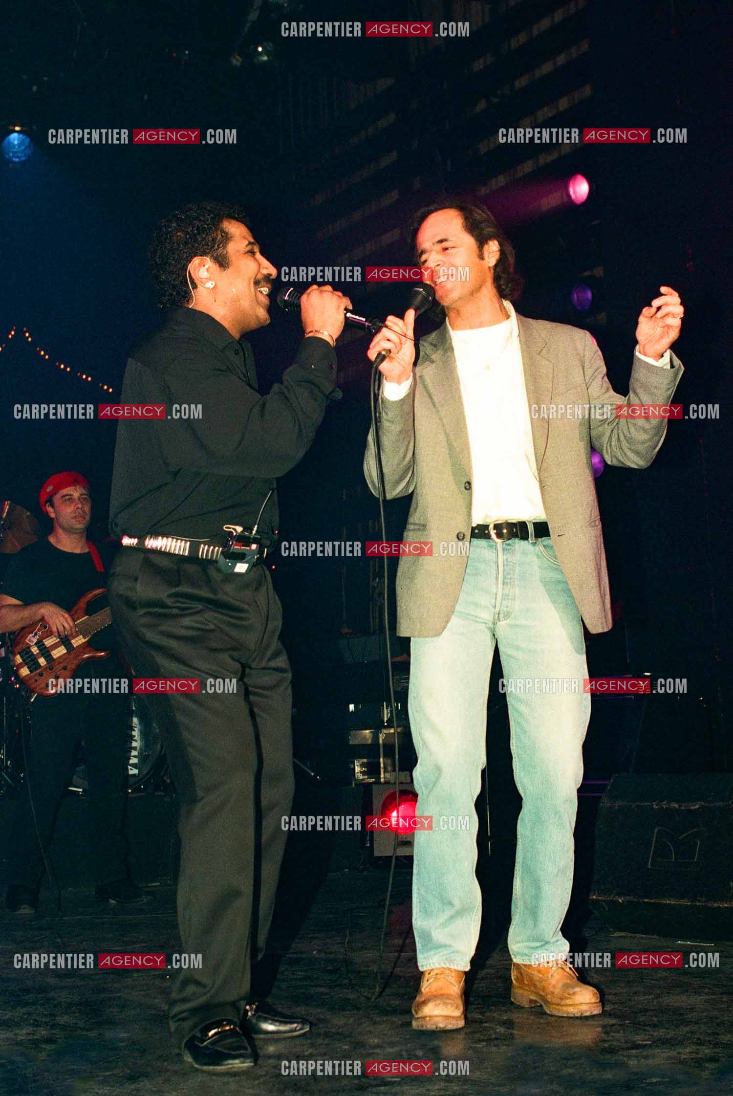 Le chanteur Khaled en concert au Zénith de Paris le 06 juin 2002. Le chanteur Jean-Jacques Goldman fait la surprise en venant faire un duo avec Khaled sur le titre “Aïcha“ dont il est l'auteur.    ( Exclusif )