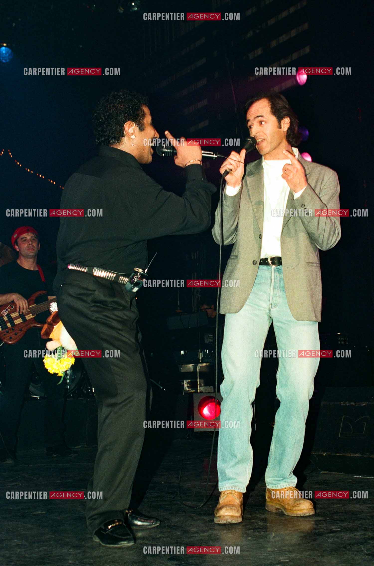 Le chanteur Khaled en concert au Zénith de Paris le 06 juin 2002. Le chanteur Jean-Jacques Goldman fait la surprise en venant faire un duo avec Khaled sur le titre “Aïcha“ dont il est l'auteur.    ( Exclusif )