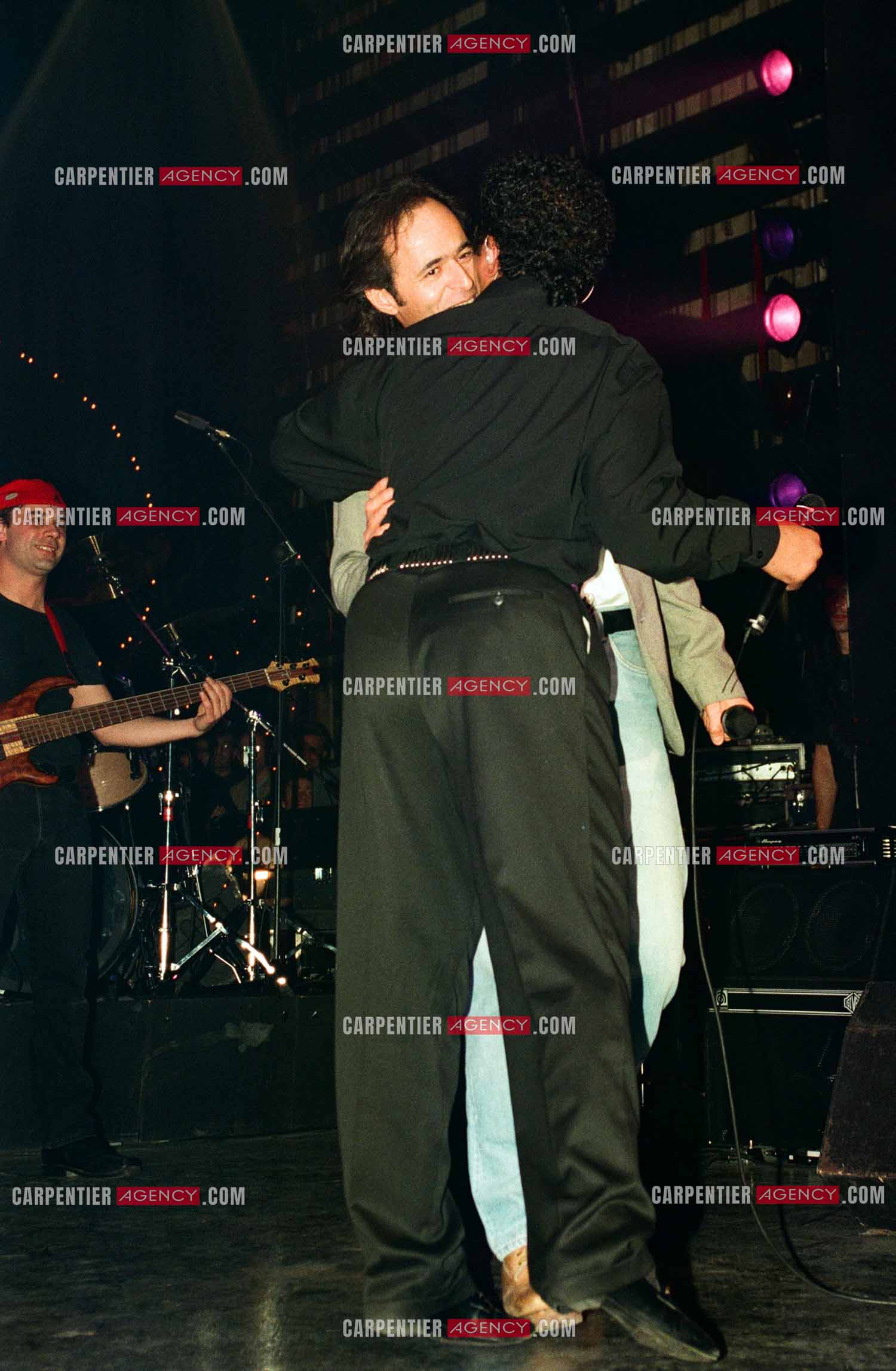 Le chanteur Khaled en concert au Zénith de Paris le 06 juin 2002. Le chanteur Jean-Jacques Goldman fait la surprise en venant faire un duo avec Khaled sur le titre “Aïcha“ dont il est l'auteur.    ( Exclusif )