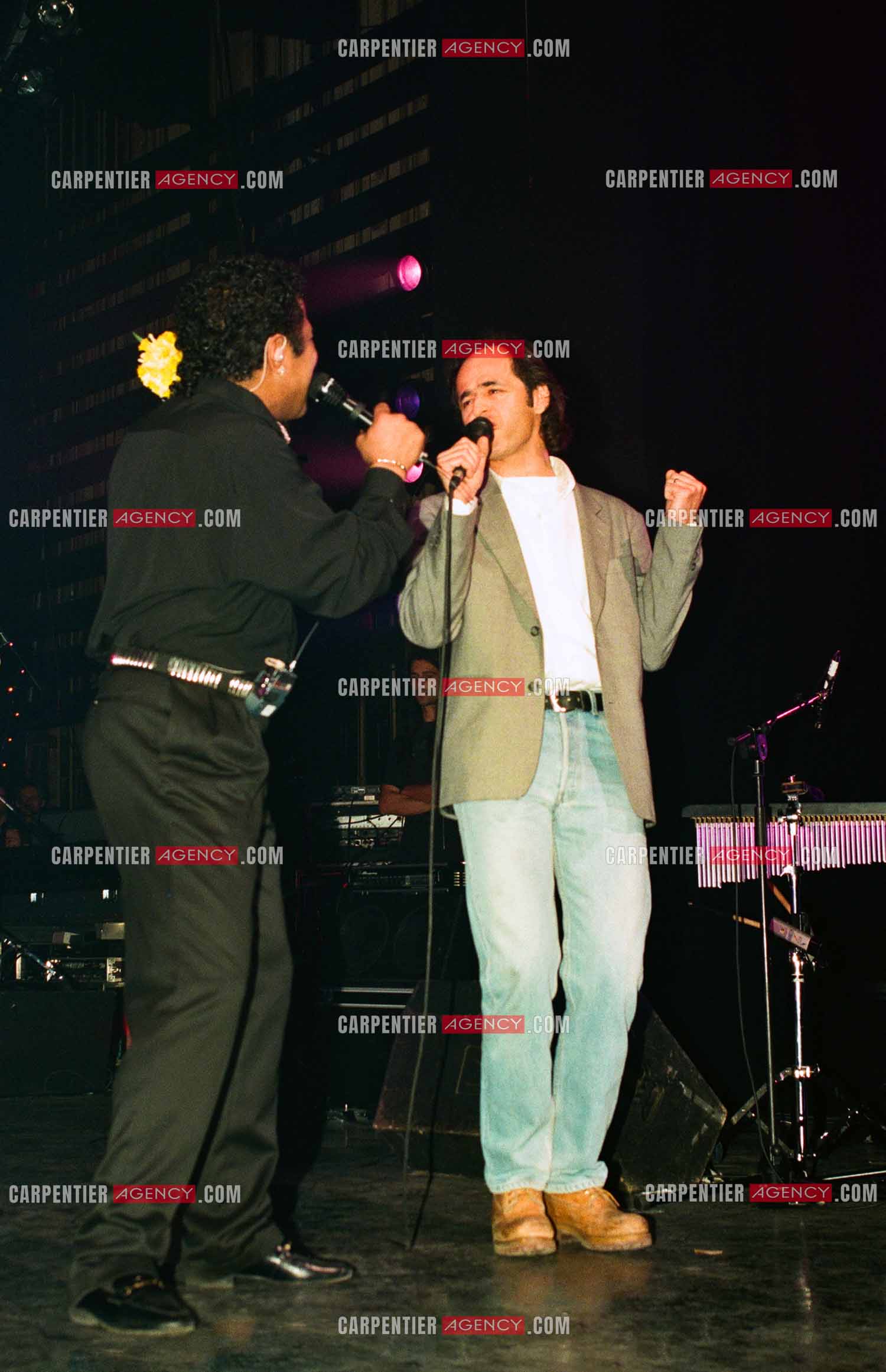 Le chanteur Khaled en concert au Zénith de Paris le 06 juin 2002. Le chanteur Jean-Jacques Goldman fait la surprise en venant faire un duo avec Khaled sur le titre “Aïcha“ dont il est l'auteur.    ( Exclusif )