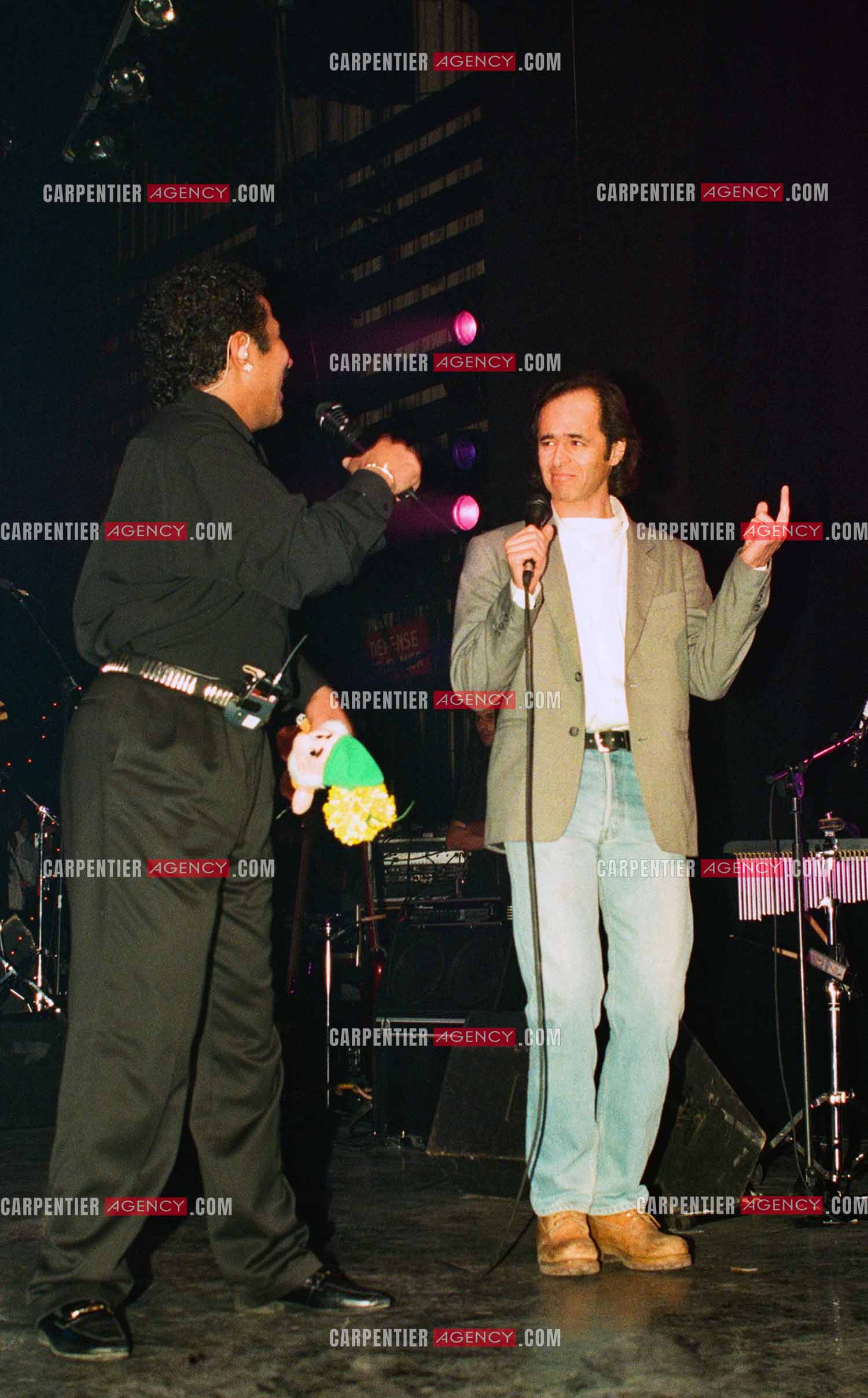 Le chanteur Khaled en concert au Zénith de Paris le 06 juin 2002. Le chanteur Jean-Jacques Goldman fait la surprise en venant faire un duo avec Khaled sur le titre “Aïcha“ dont il est l'auteur.    ( Exclusif )