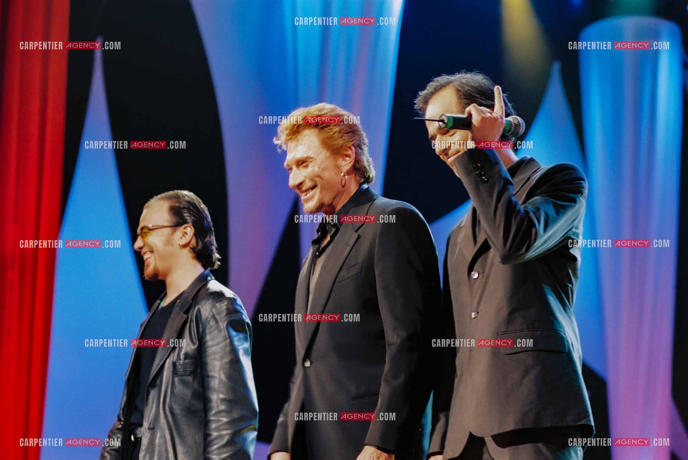 13e cérémonie des Victoires de la musique le 20 février 1998 à l'Olympia. Johnny Hallyday, Pascal Obispo et Jean-Jacques Goldman interprètent ensemble le titre “Quelque chose de Tennessee“.