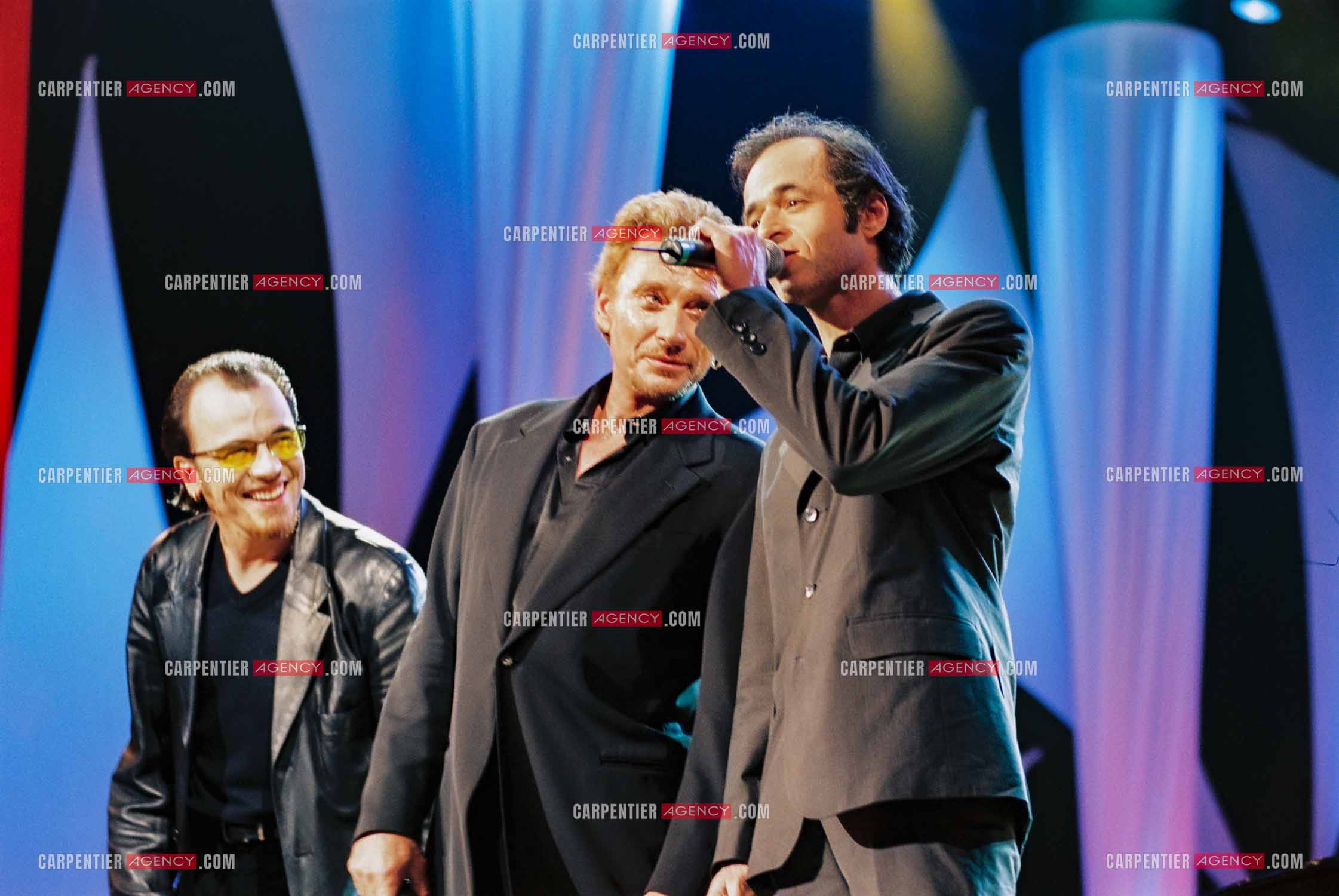 13e cérémonie des Victoires de la musique le 20 février 1998 à l'Olympia. Johnny Hallyday, Pascal Obispo et Jean-Jacques Goldman interprètent ensemble le titre “Quelque chose de Tennessee“.