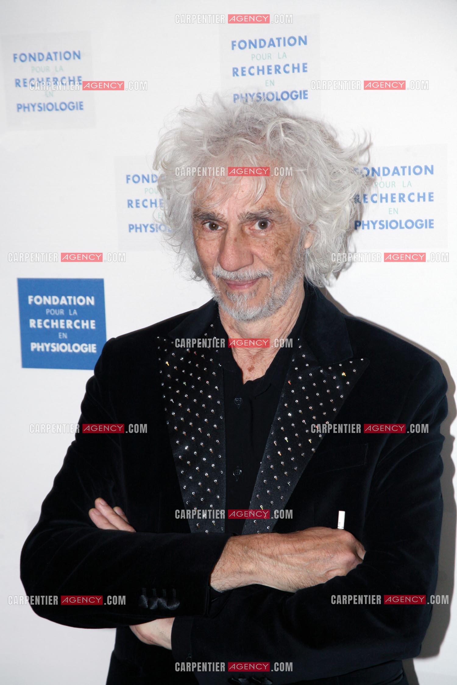 Gala caritatif des "Stéthos d'Or" qui récompensent les artistes qui contribuent au bien-être de tous au Georges V à Paris. Le chanteur Louis Bertignac.