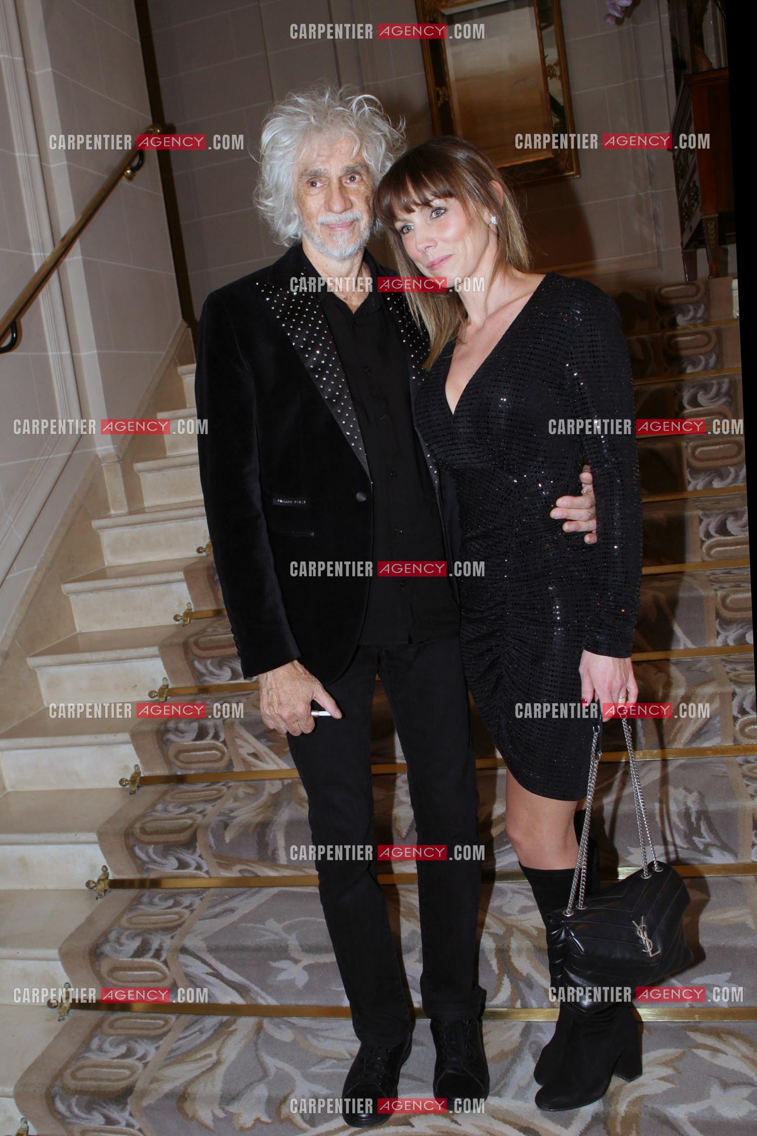 Gala caritatif des "Stéthos d'Or" qui récompensent les artistes qui contribuent au bien-être de tous au Georges V à Paris. Le chanteur Louis Bertignac et sa femme Laetitia.