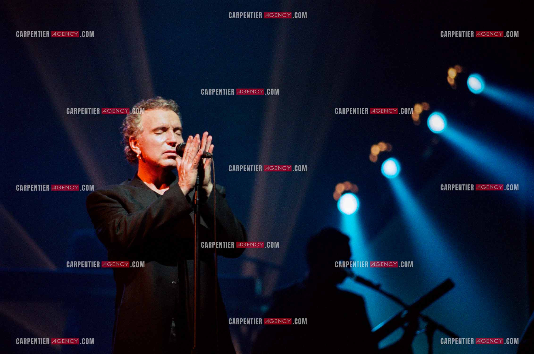 Le chanteur Bernard Lavilliers à l'Olympia le 11 février 1998.