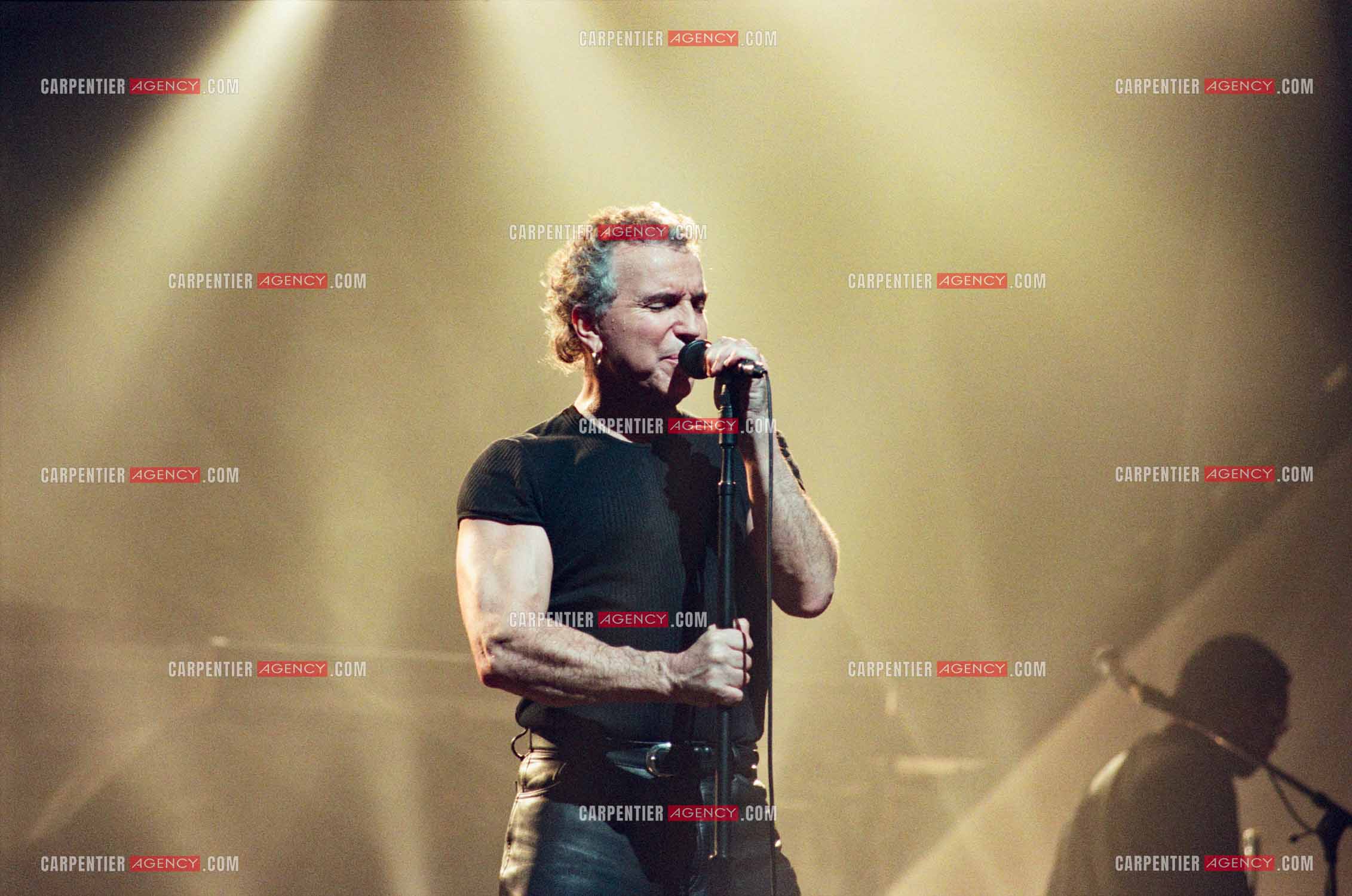 Le chanteur Bernard Lavilliers à l'Olympia le 11 février 1998.