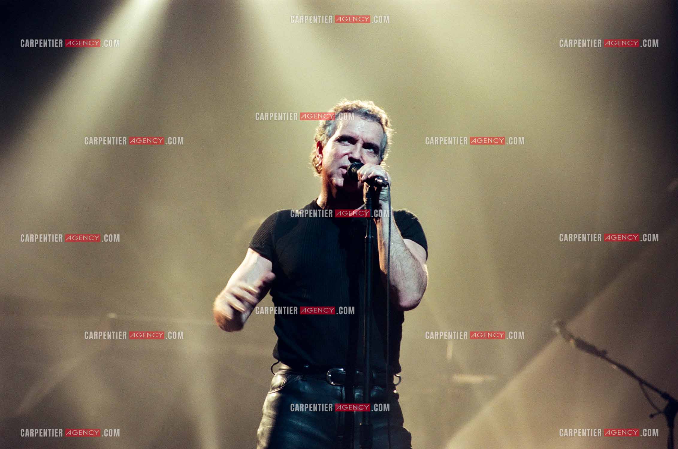 Le chanteur Bernard Lavilliers à l'Olympia le 11 février 1998.