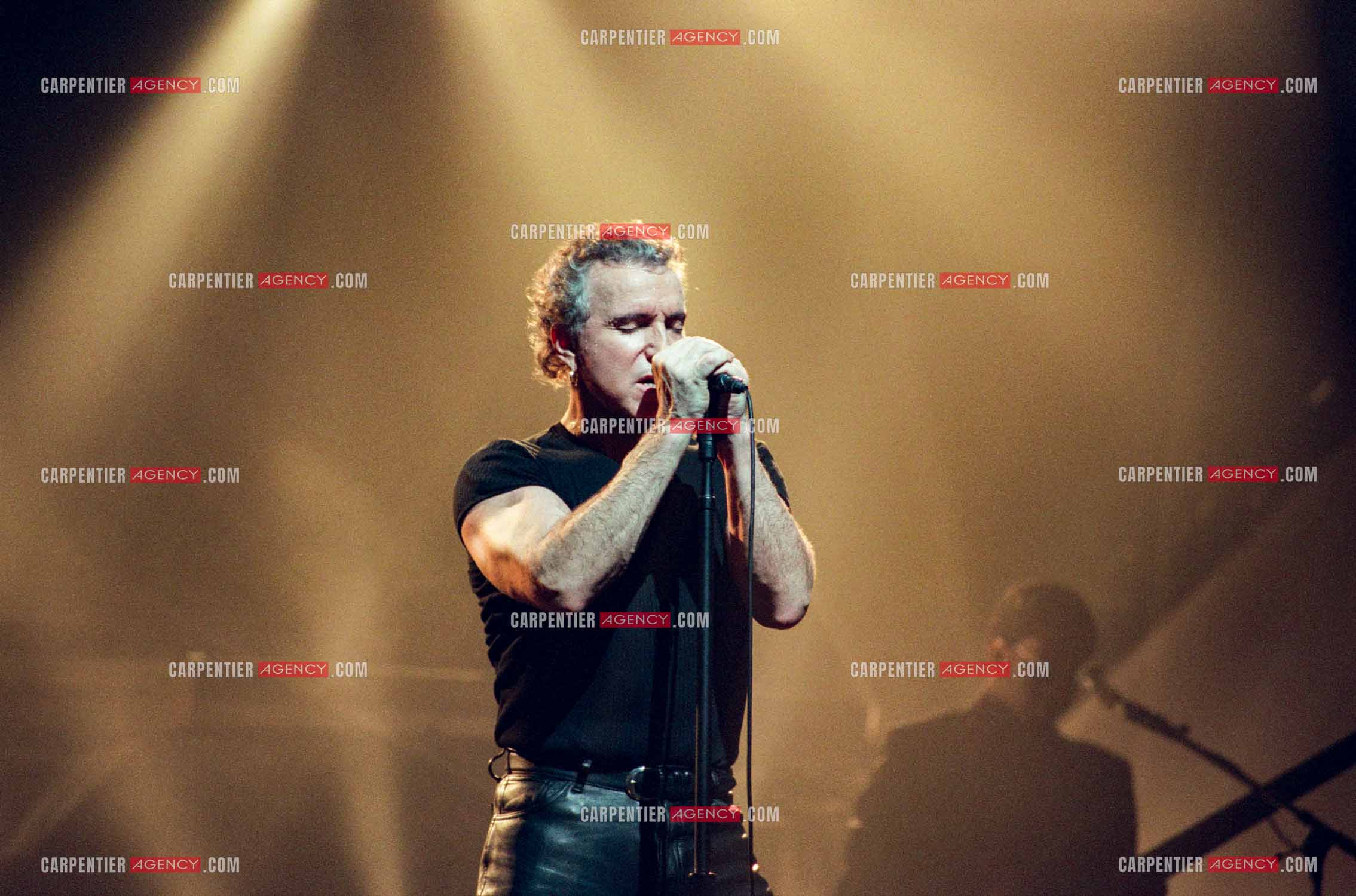 Le chanteur Bernard Lavilliers à l'Olympia le 11 février 1998.