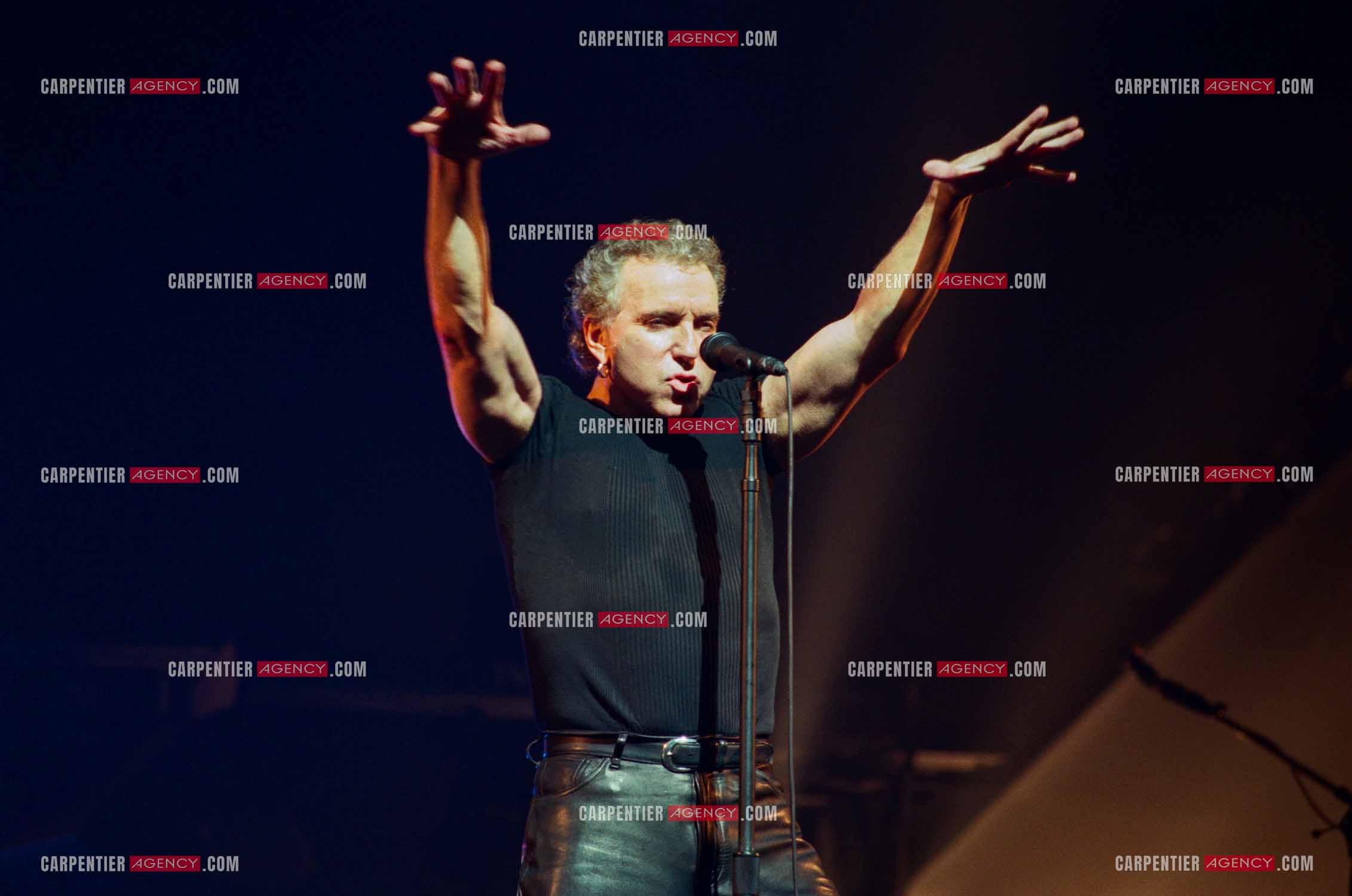 Le chanteur Bernard Lavilliers à l'Olympia le 11 février 1998.