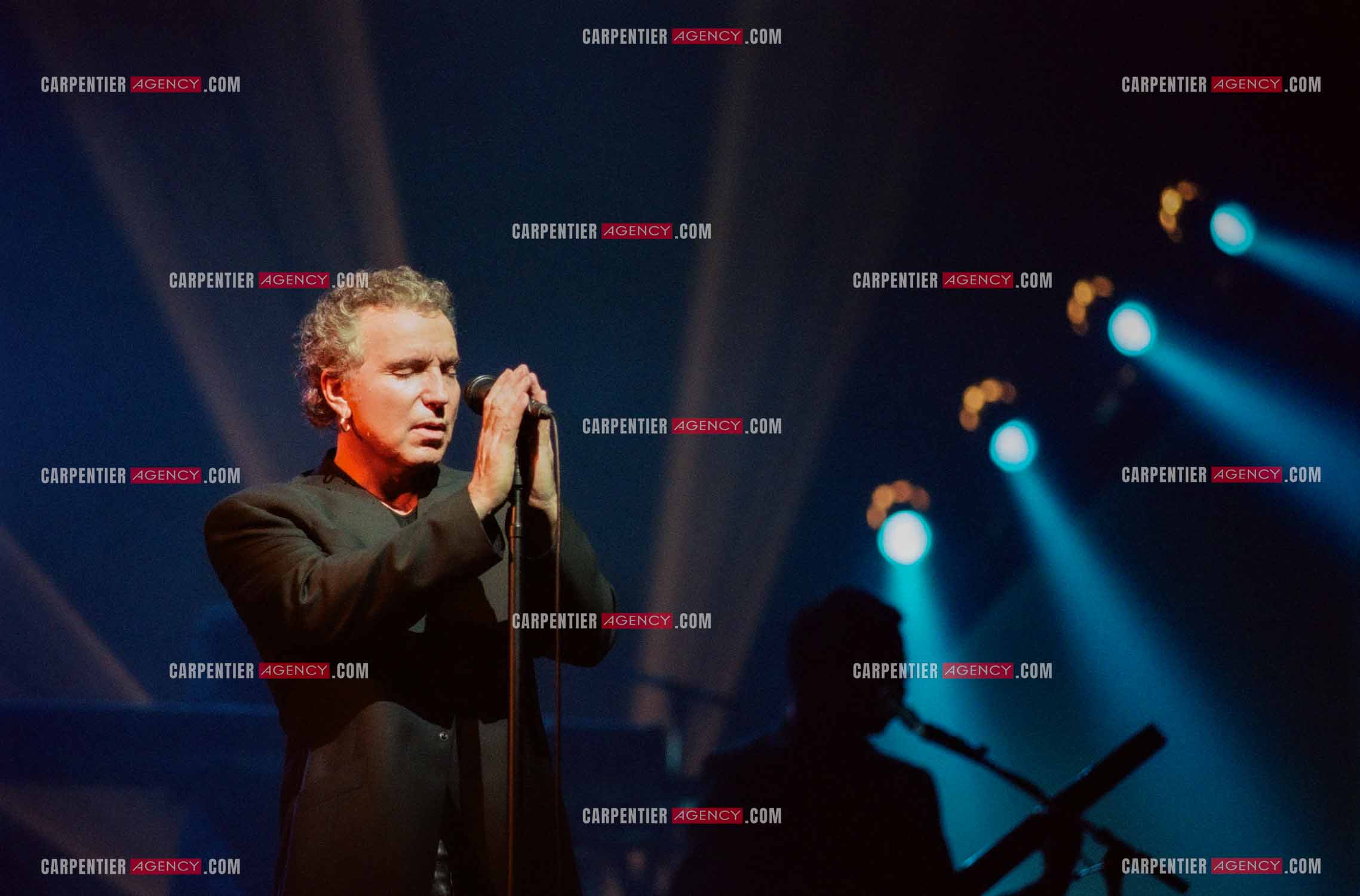 Le chanteur Bernard Lavilliers à l'Olympia le 11 février 1998.