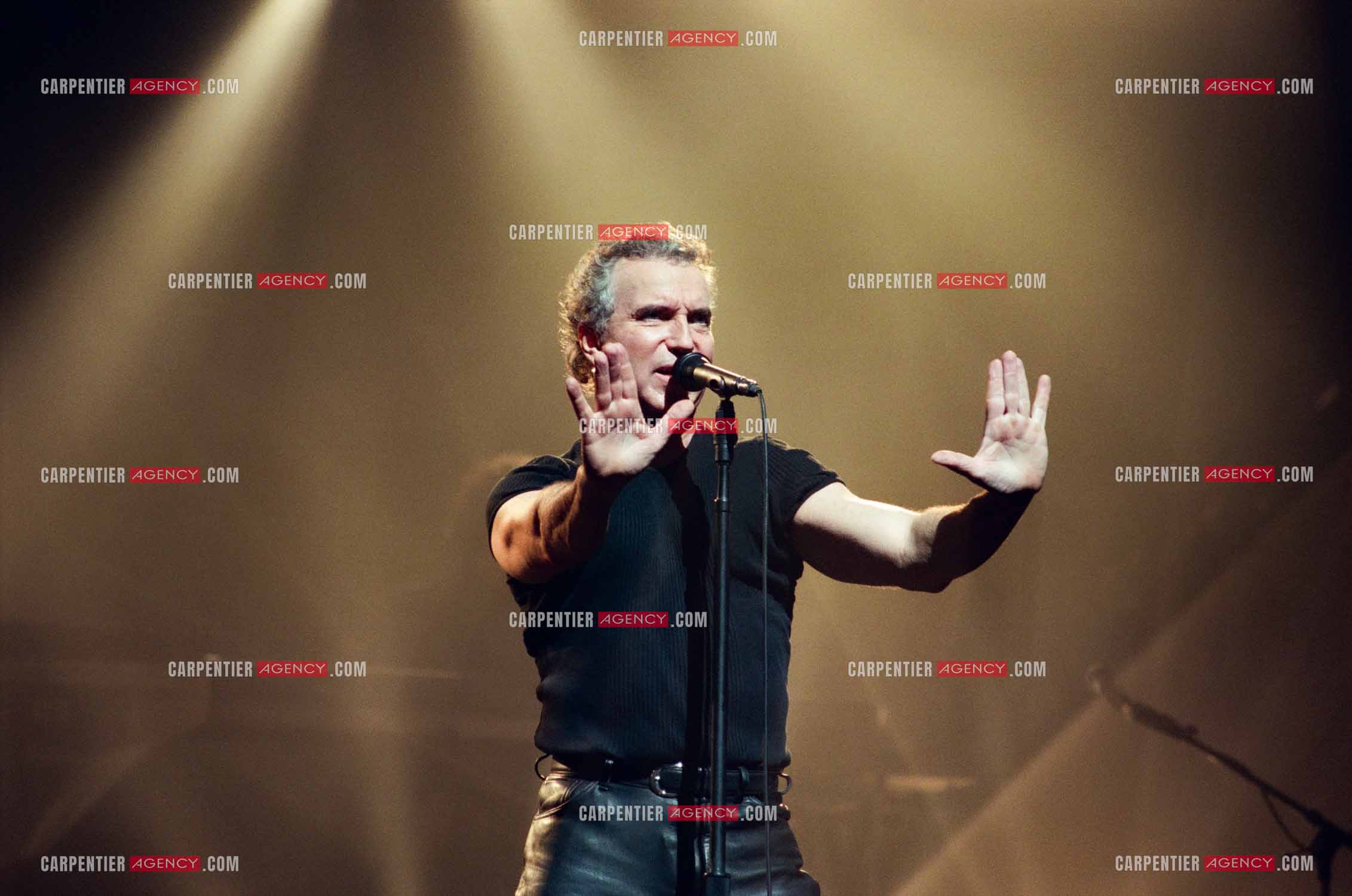 Le chanteur Bernard Lavilliers à l'Olympia le 11 février 1998.