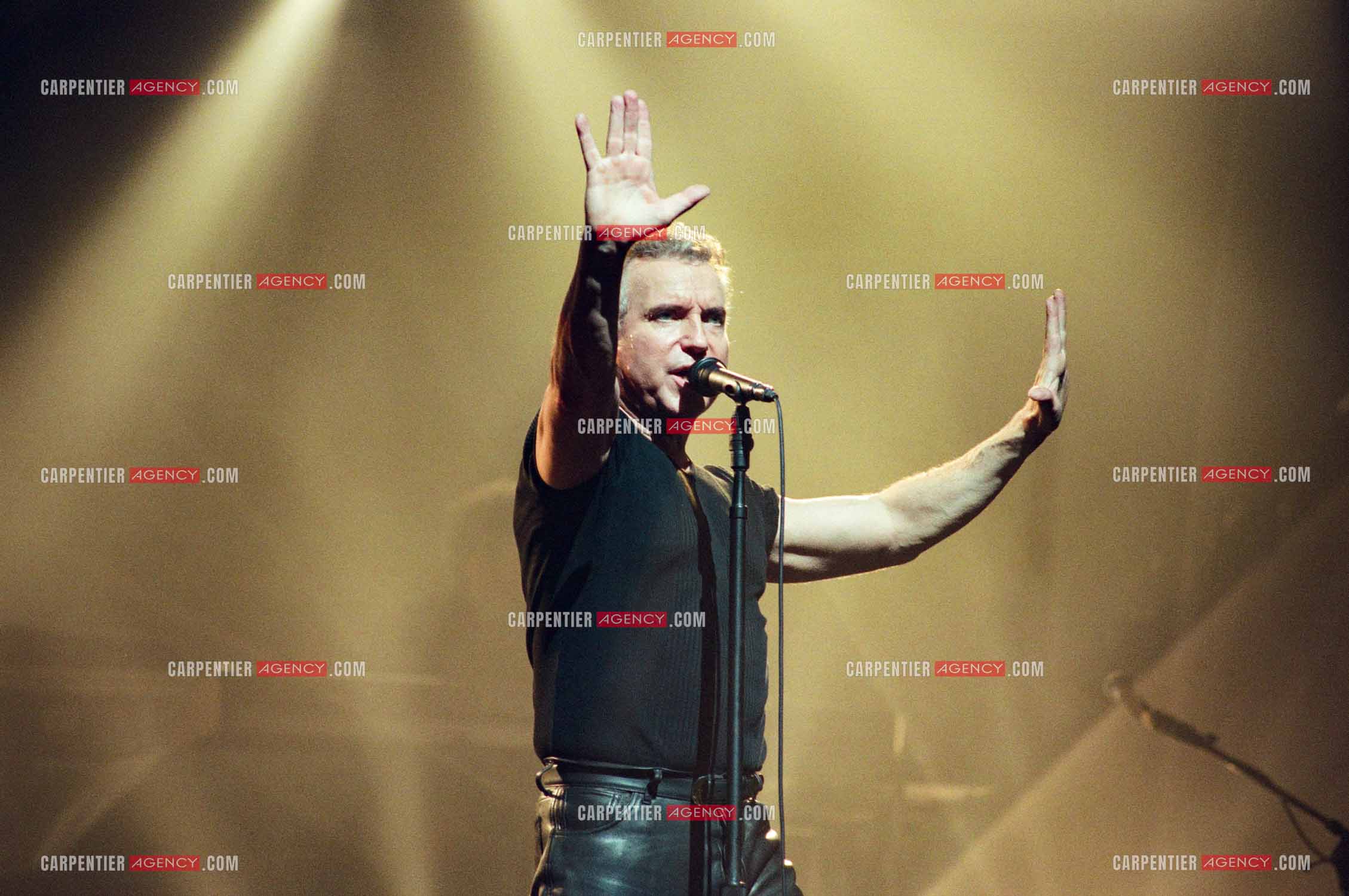 Le chanteur Bernard Lavilliers à l'Olympia le 11 février 1998.