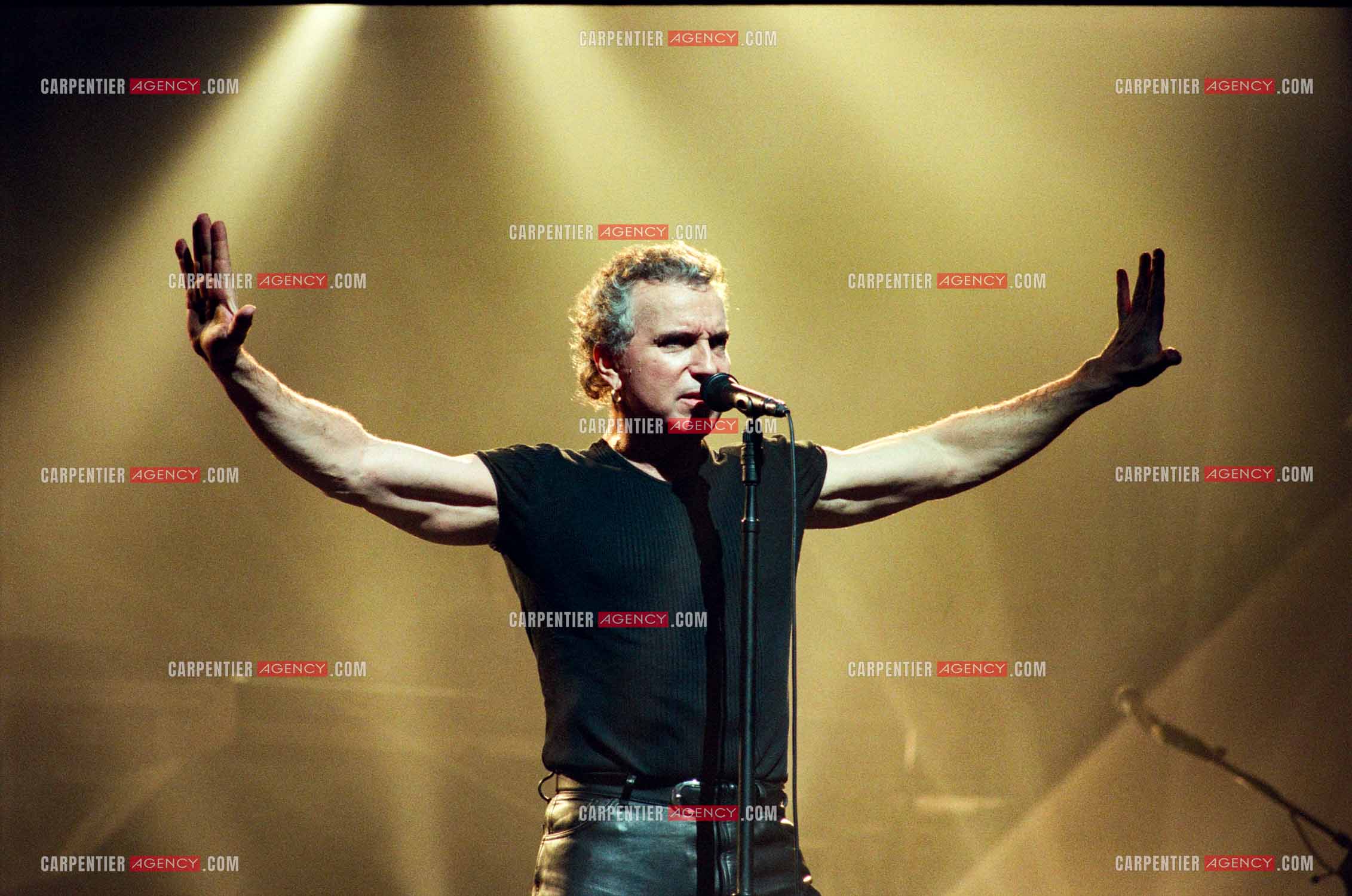 Le chanteur Bernard Lavilliers à l'Olympia le 11 février 1998.