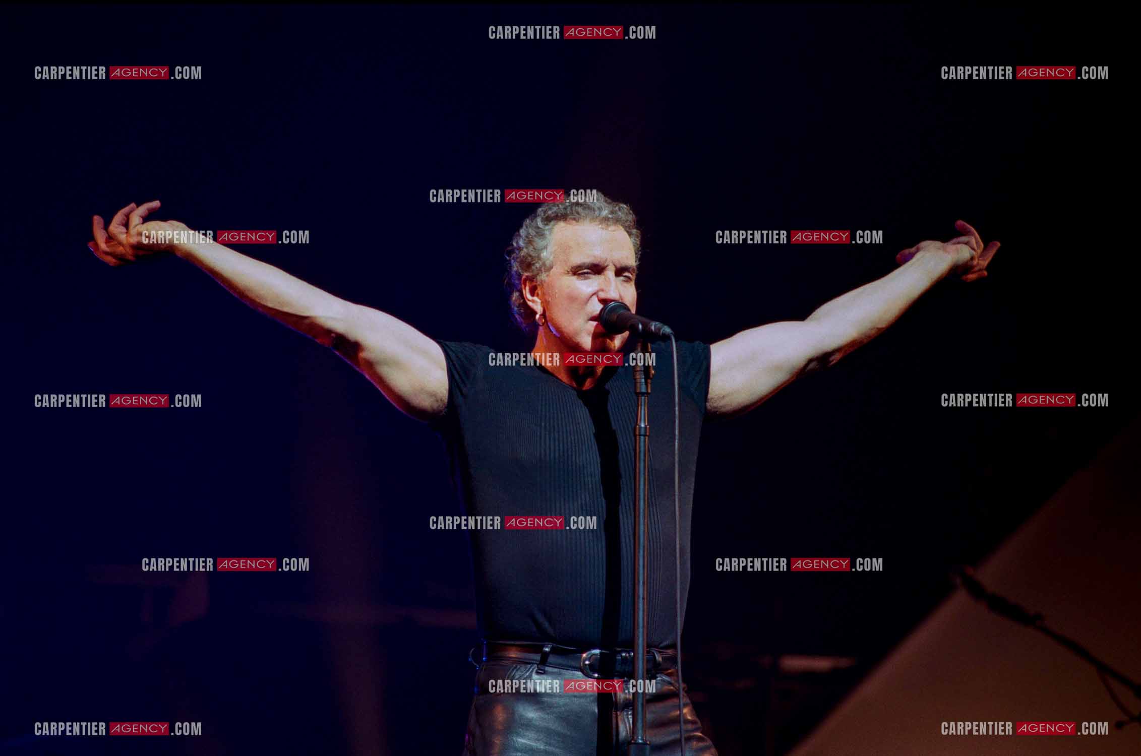 Le chanteur Bernard Lavilliers à l'Olympia le 11 février 1998.