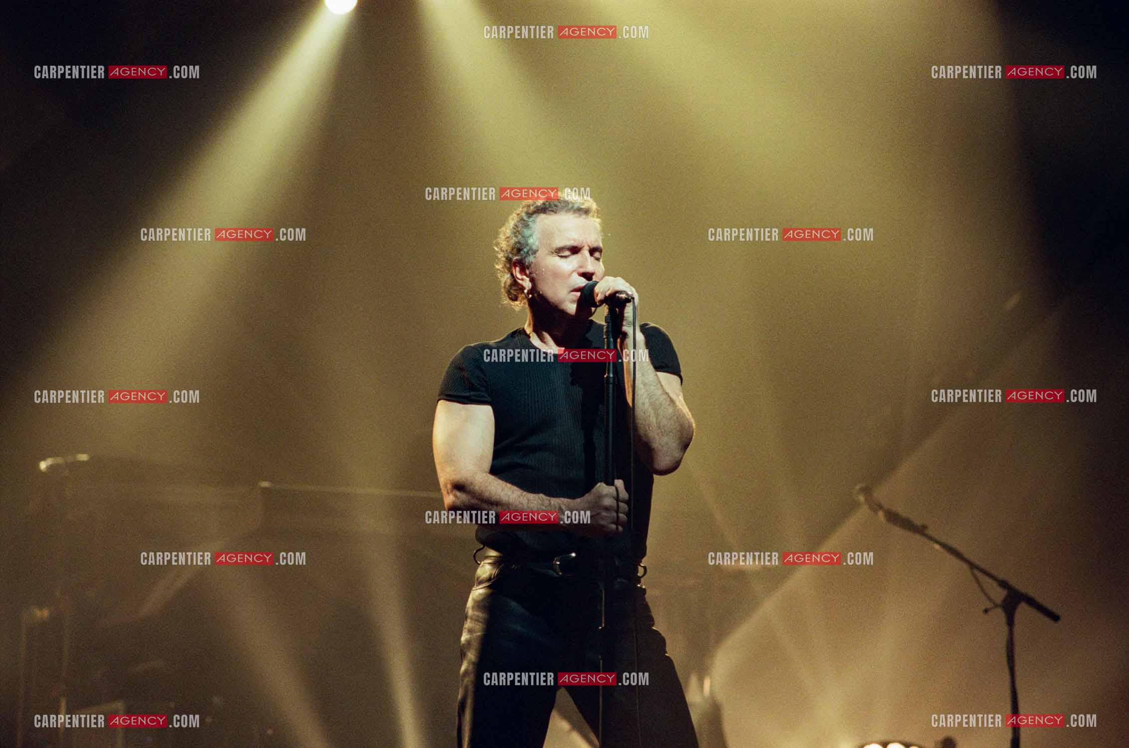 Le chanteur Bernard Lavilliers à l'Olympia le 11 février 1998.