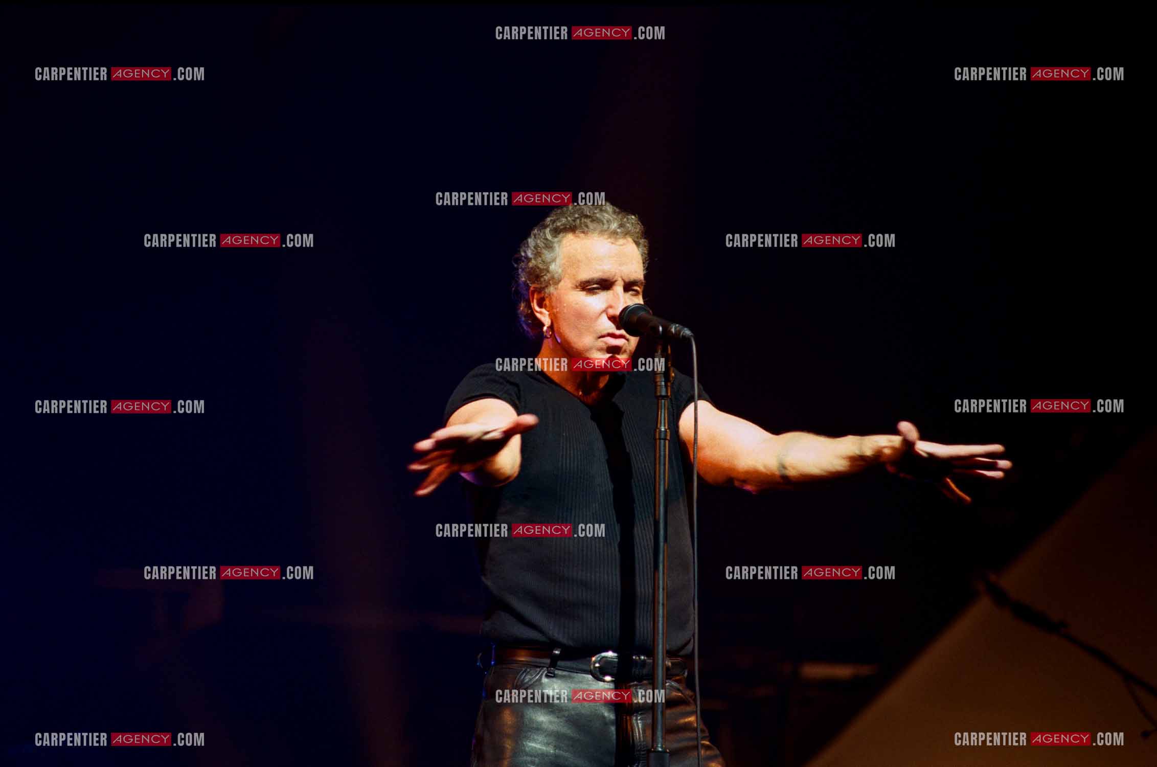 Le chanteur Bernard Lavilliers à l'Olympia le 11 février 1998.