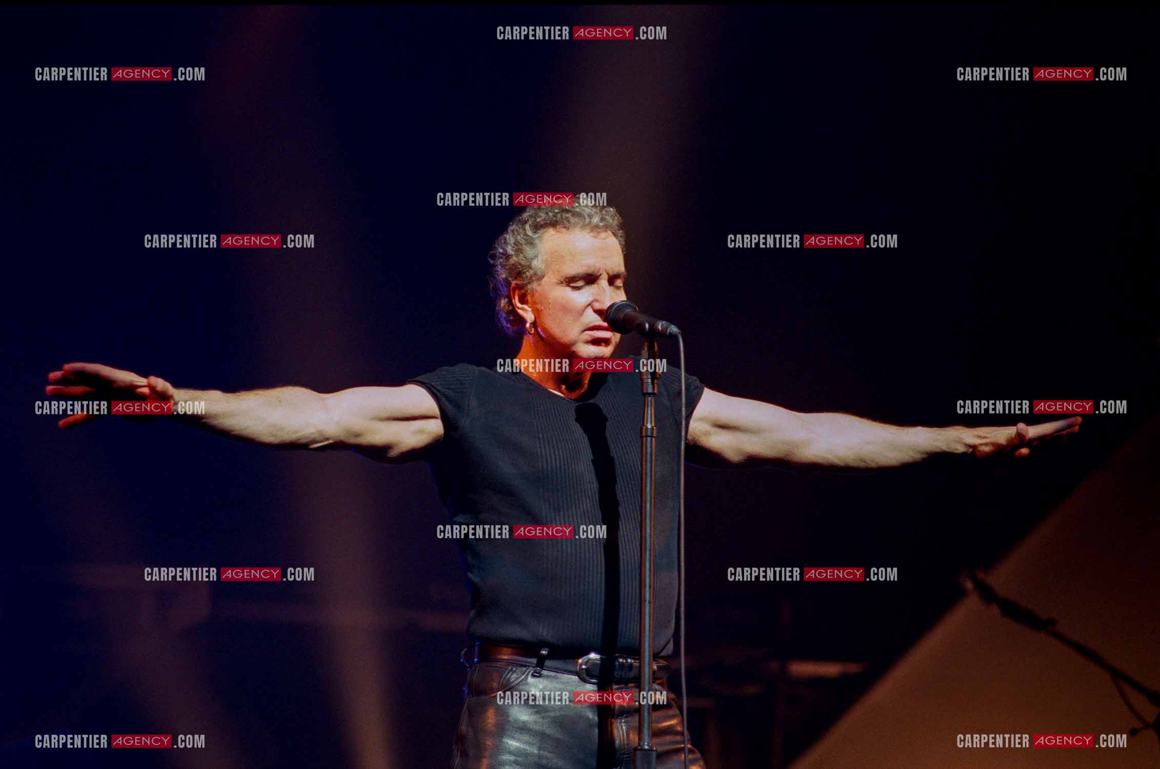 Le chanteur Bernard Lavilliers à l'Olympia le 11 février 1998.