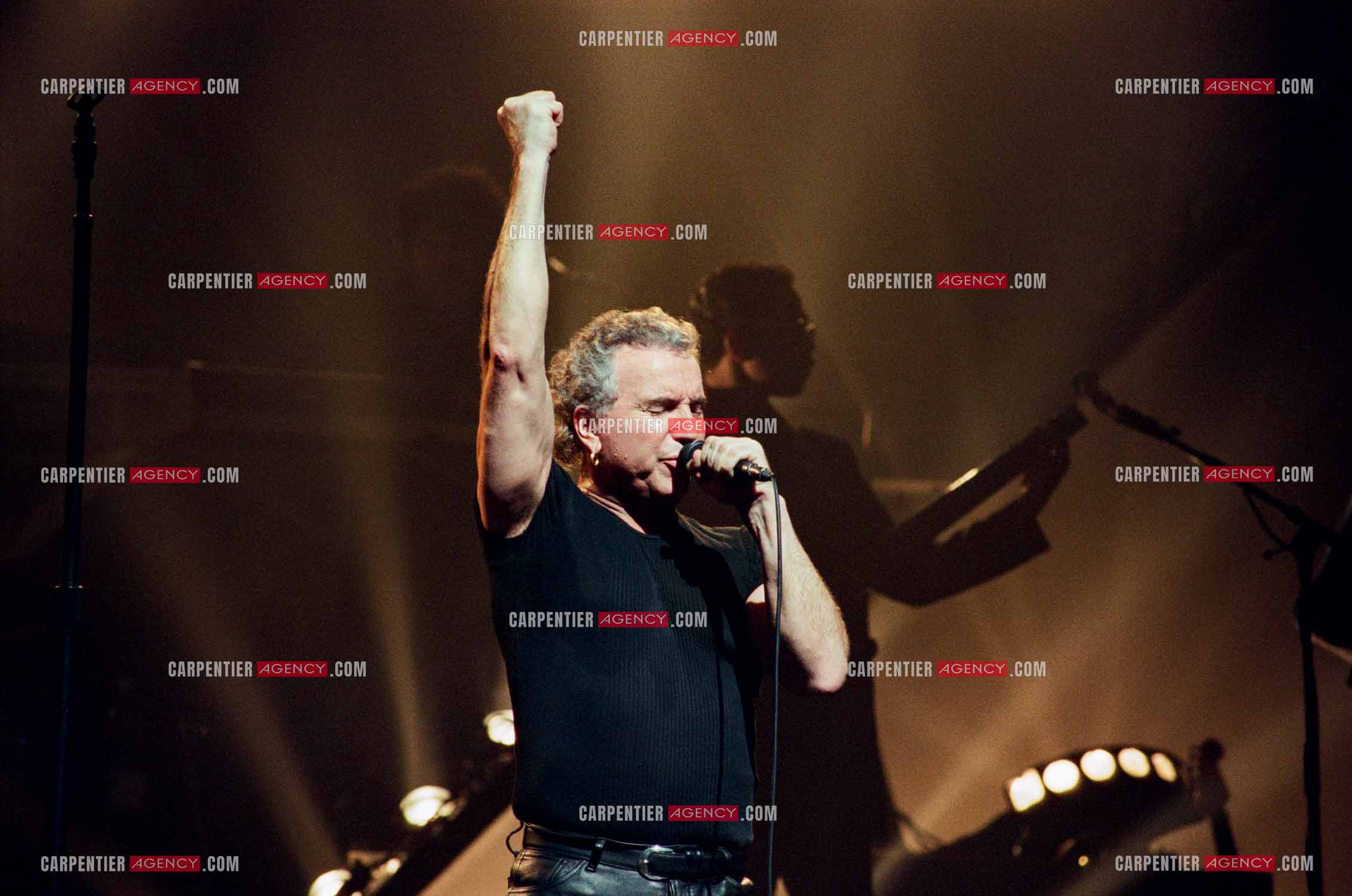 Le chanteur Bernard Lavilliers à l'Olympia le 11 février 1998.