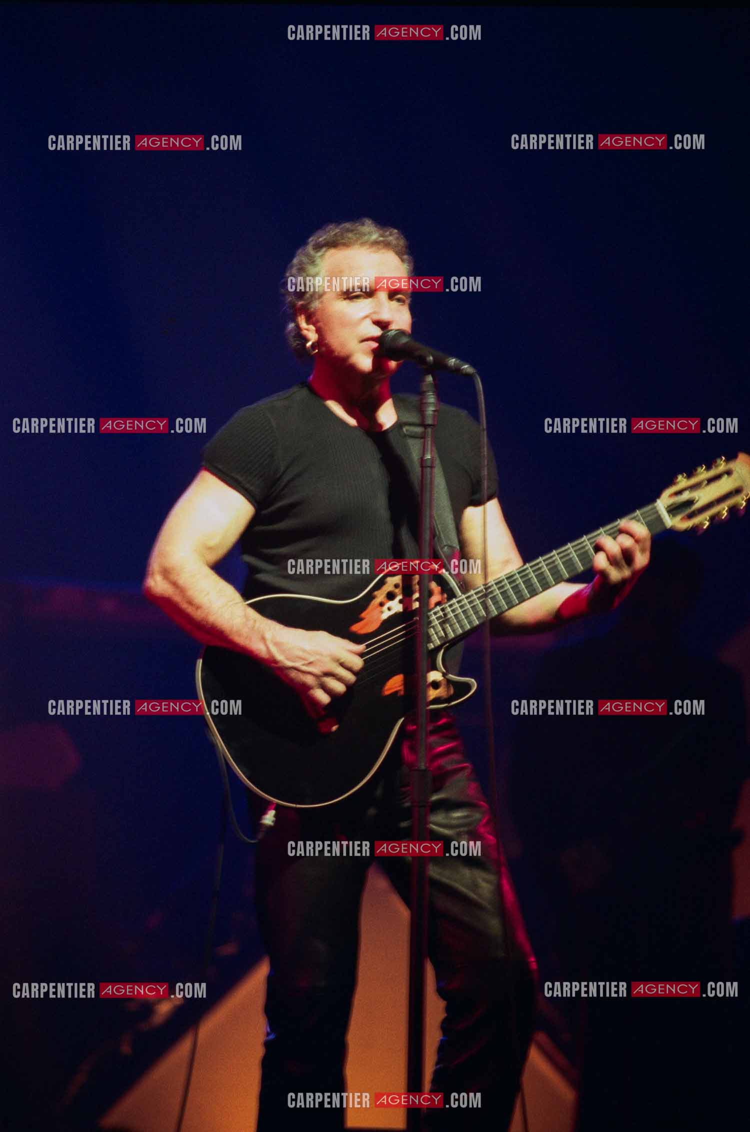 Le chanteur Bernard Lavilliers à l'Olympia le 11 février 1998.