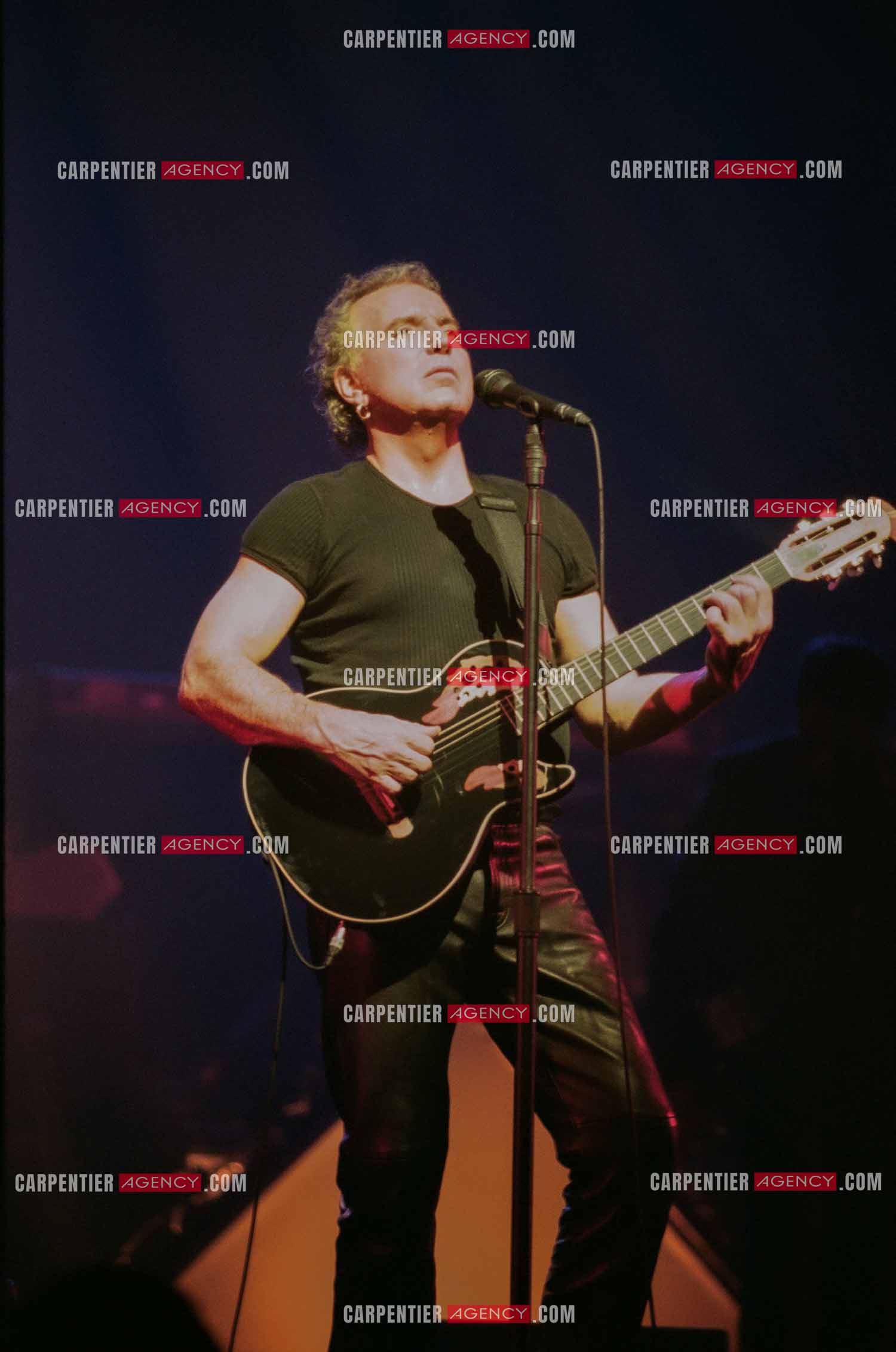 Le chanteur Bernard Lavilliers à l'Olympia le 11 février 1998.