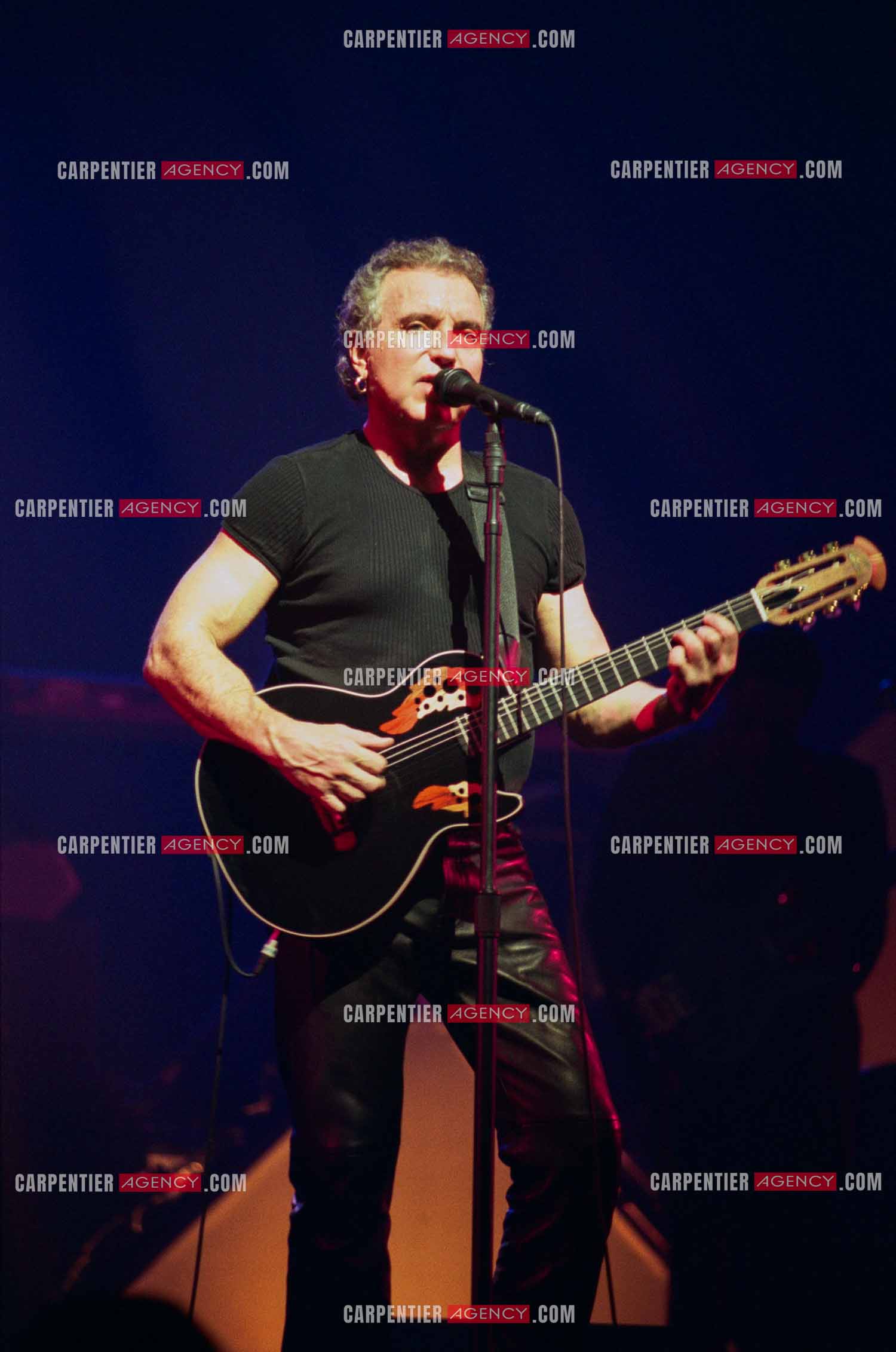 Le chanteur Bernard Lavilliers à l'Olympia le 11 février 1998.