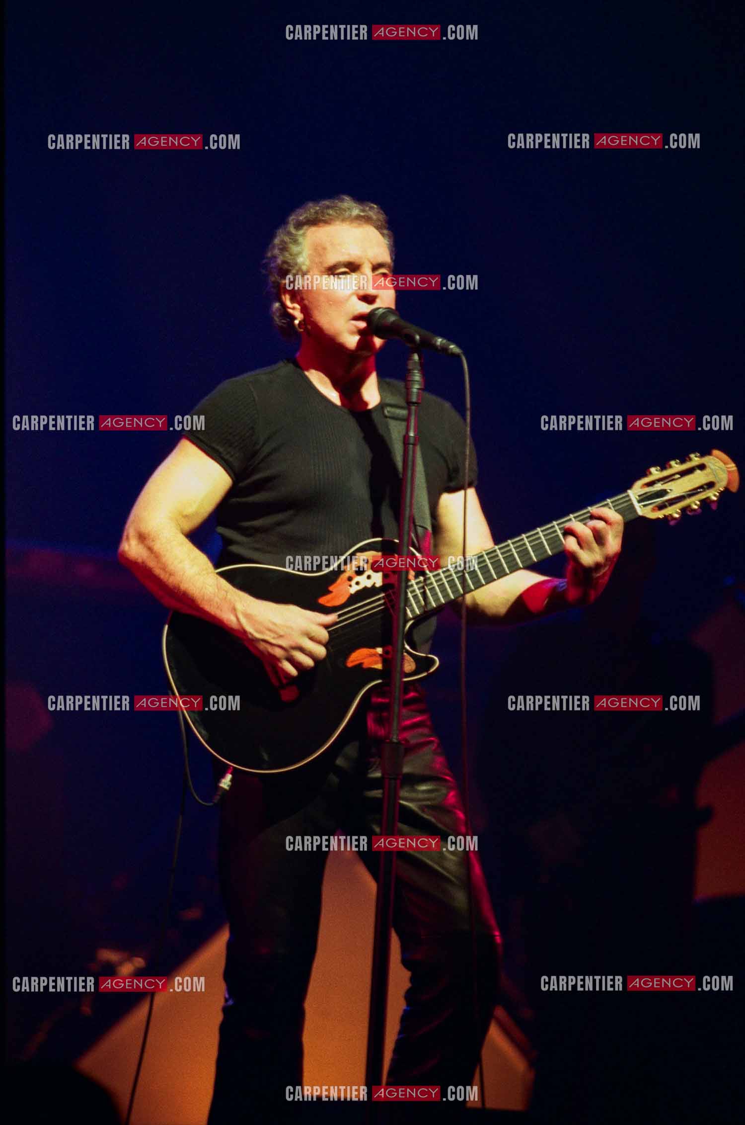 Le chanteur Bernard Lavilliers à l'Olympia le 11 février 1998.