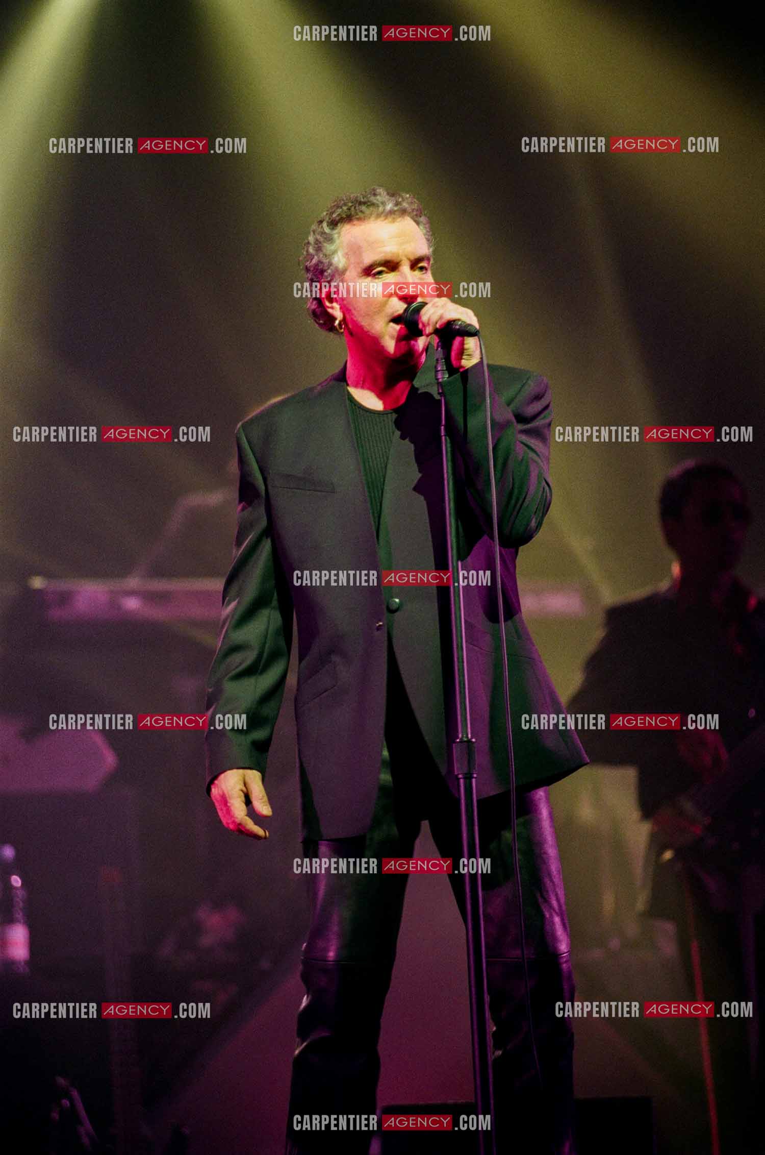 Le chanteur Bernard Lavilliers à l'Olympia le 11 février 1998.